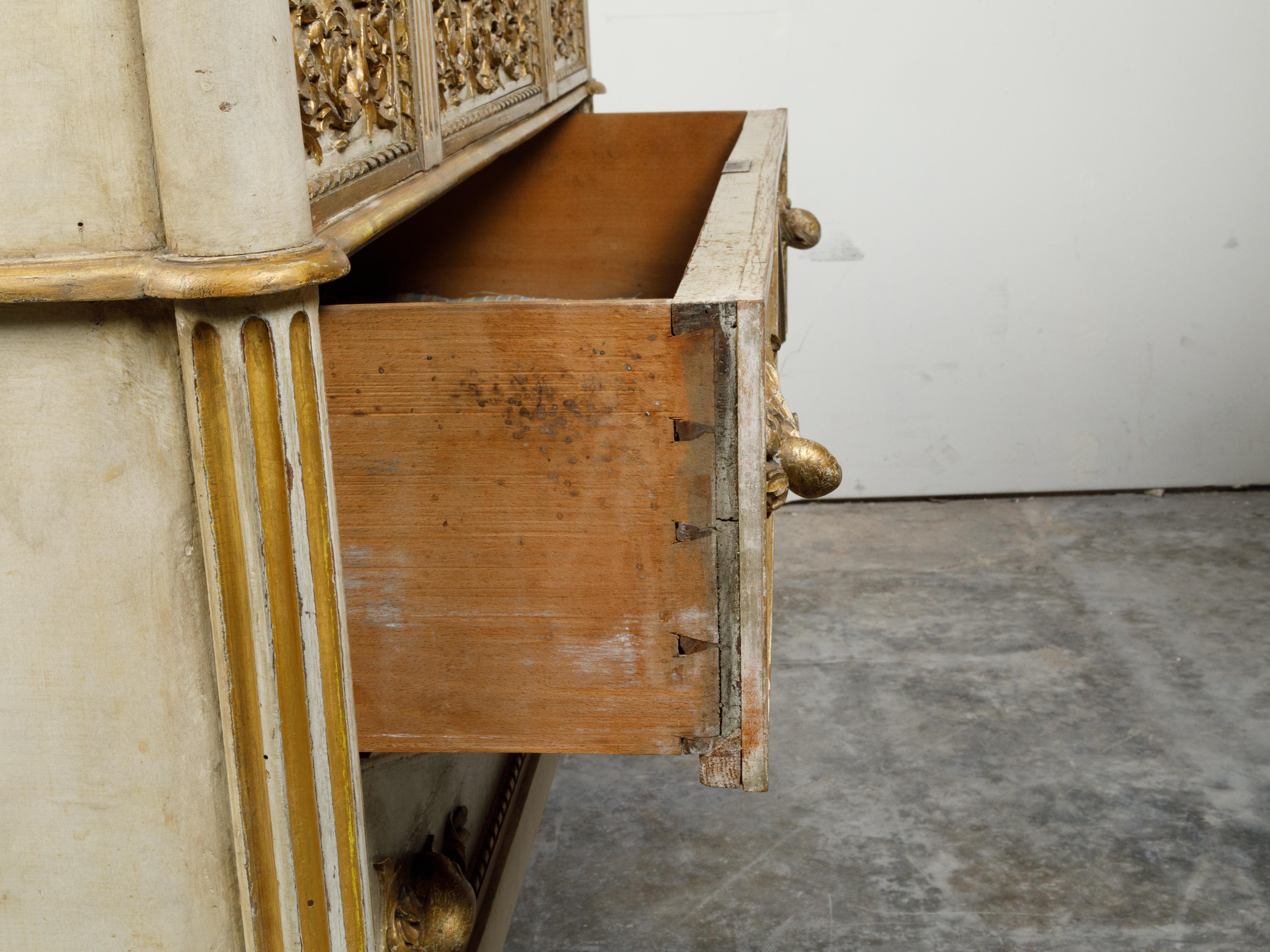 Italian Neoclassical 1800s Three-Drawer Commode with Gilt and Carved Motifs For Sale 1