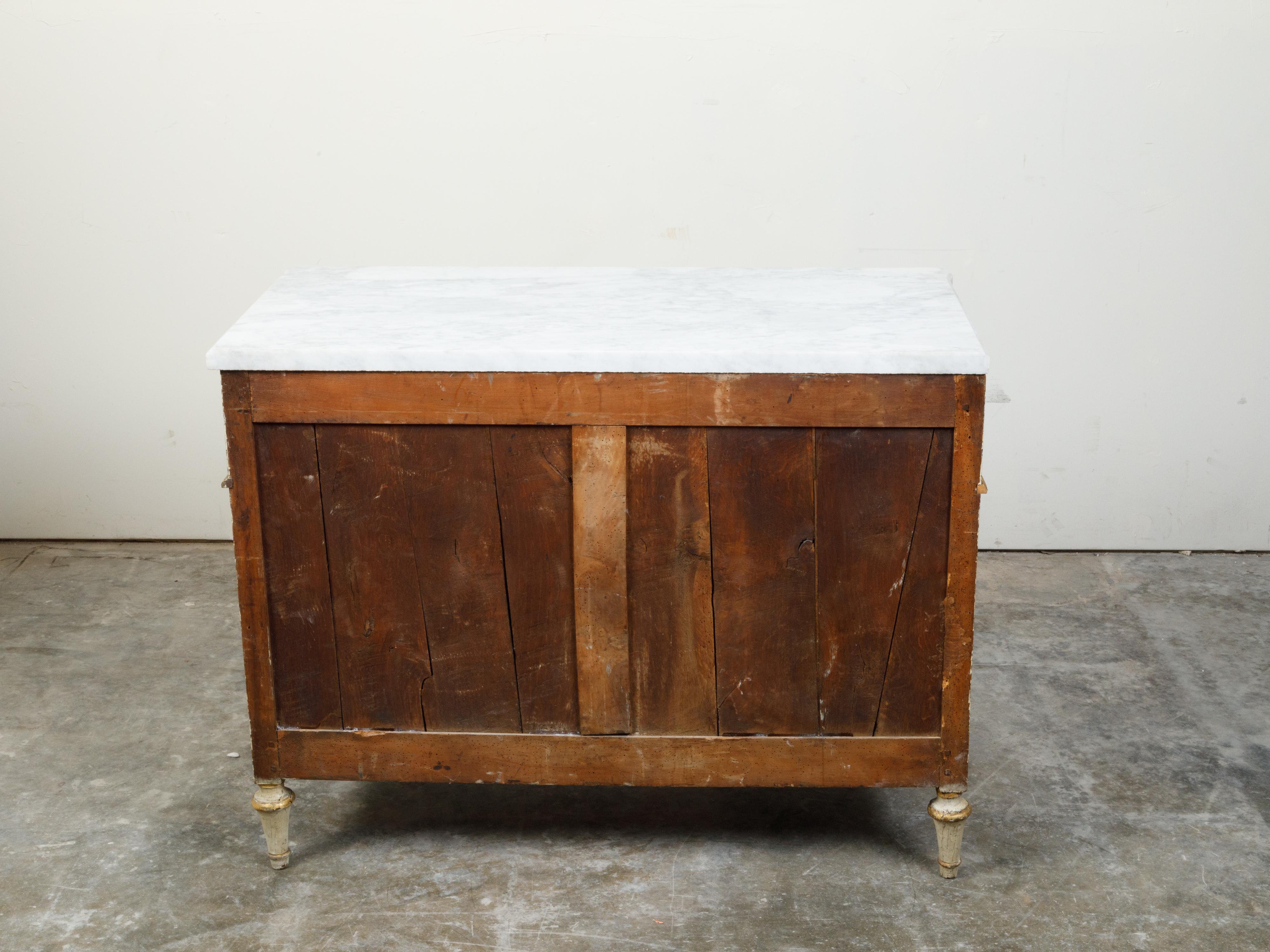Italienische neoklassizistische Kommode mit drei Schubladen, vergoldet und mit geschnitzten Motiven, um 1800 (Marmor) im Angebot