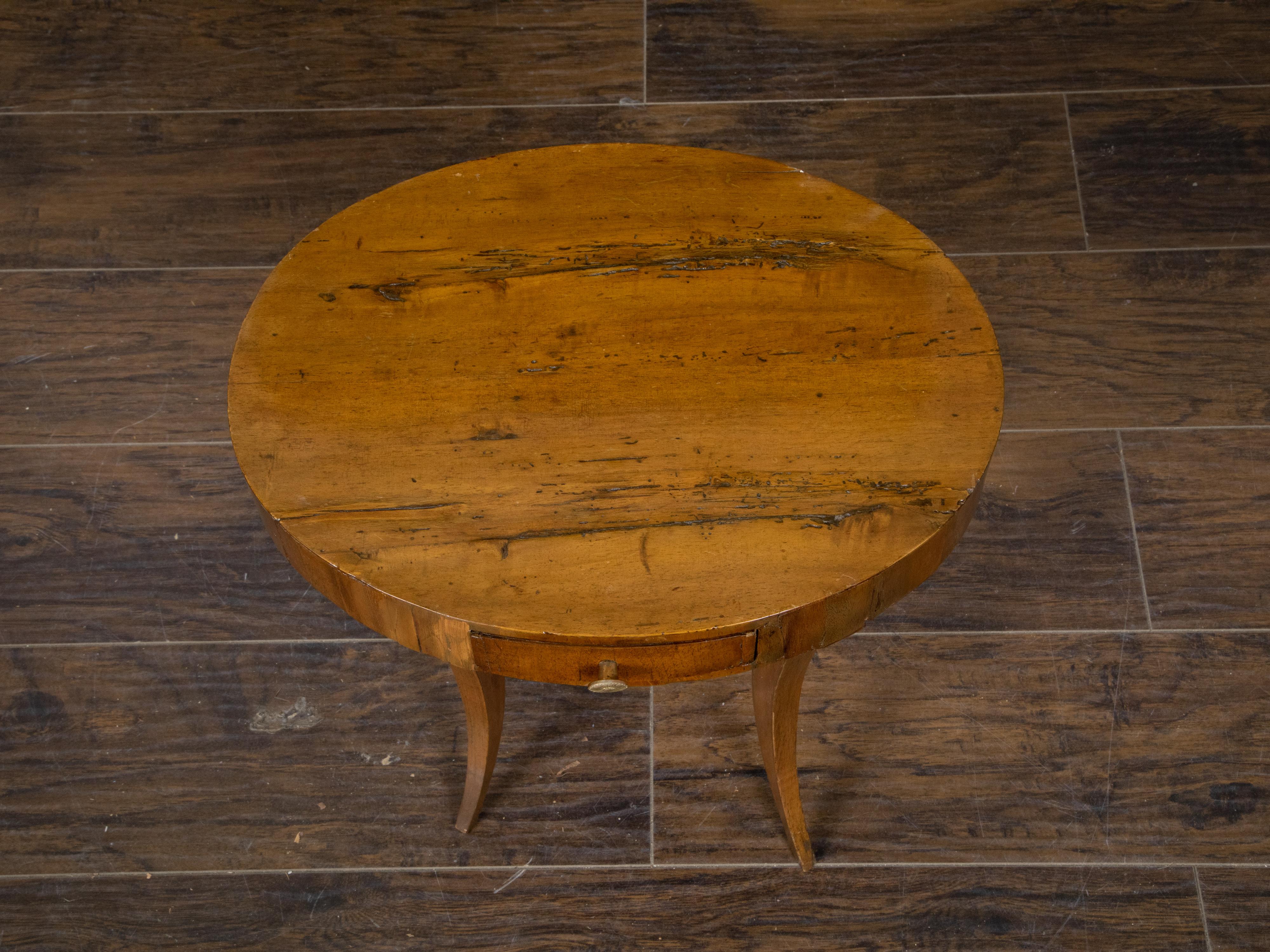 Veneer Italian Neoclassical 1810s Walnut Table with Oval Top, Drawer and Saber Legs For Sale