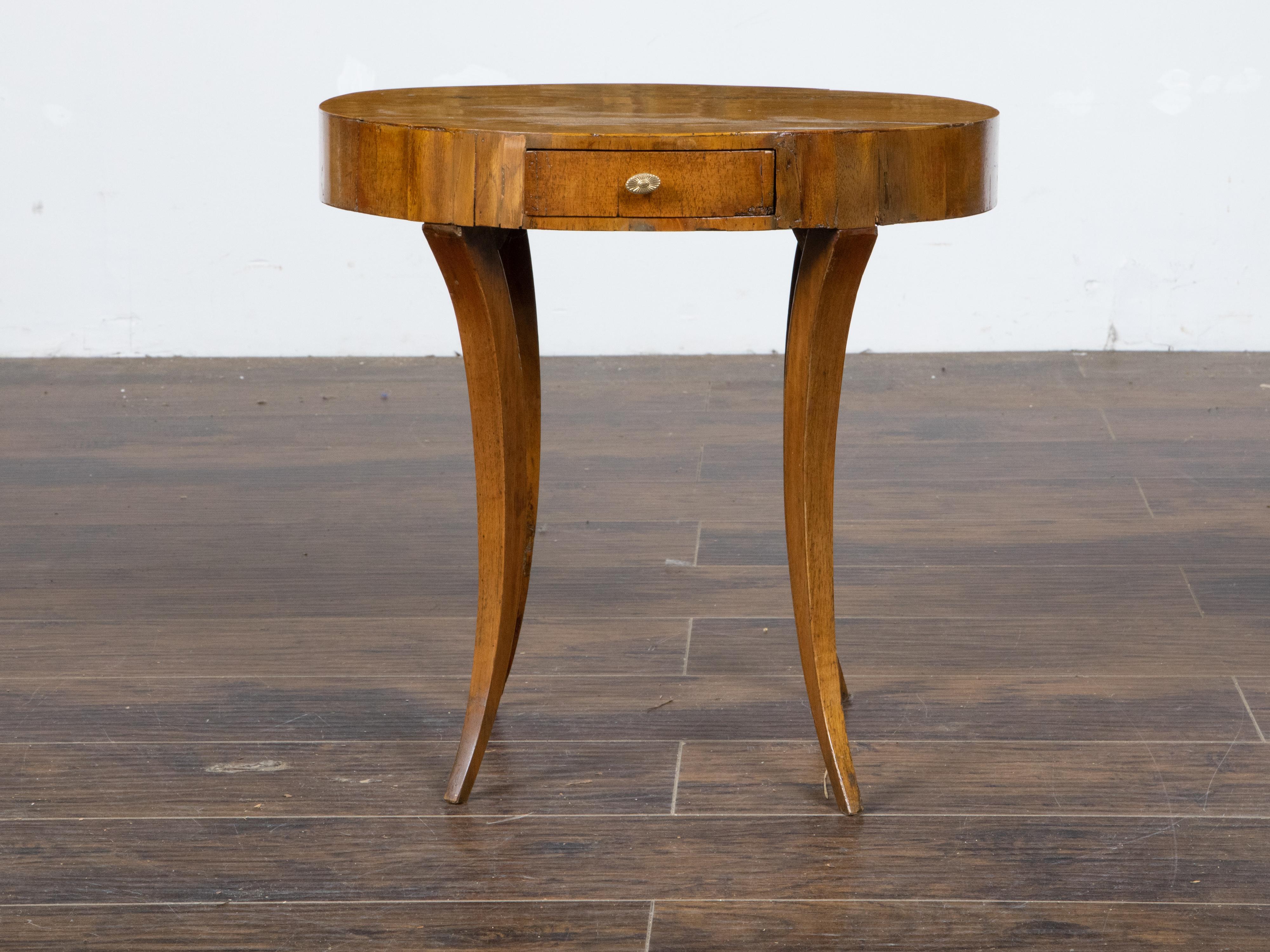 19th Century Italian Neoclassical 1810s Walnut Table with Oval Top, Drawer and Saber Legs For Sale