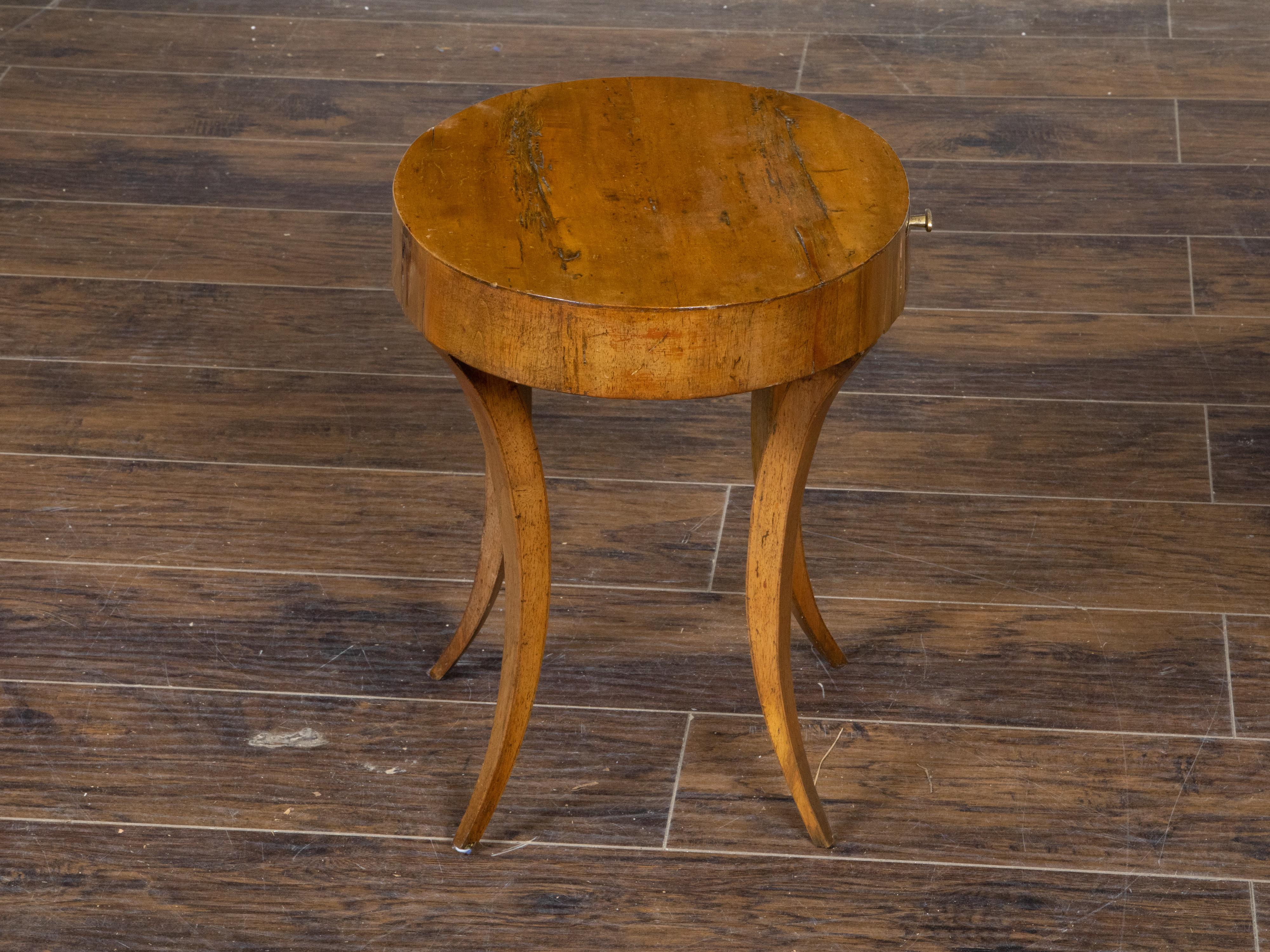 Italian Neoclassical 1810s Walnut Table with Oval Top, Drawer and Saber Legs For Sale 1
