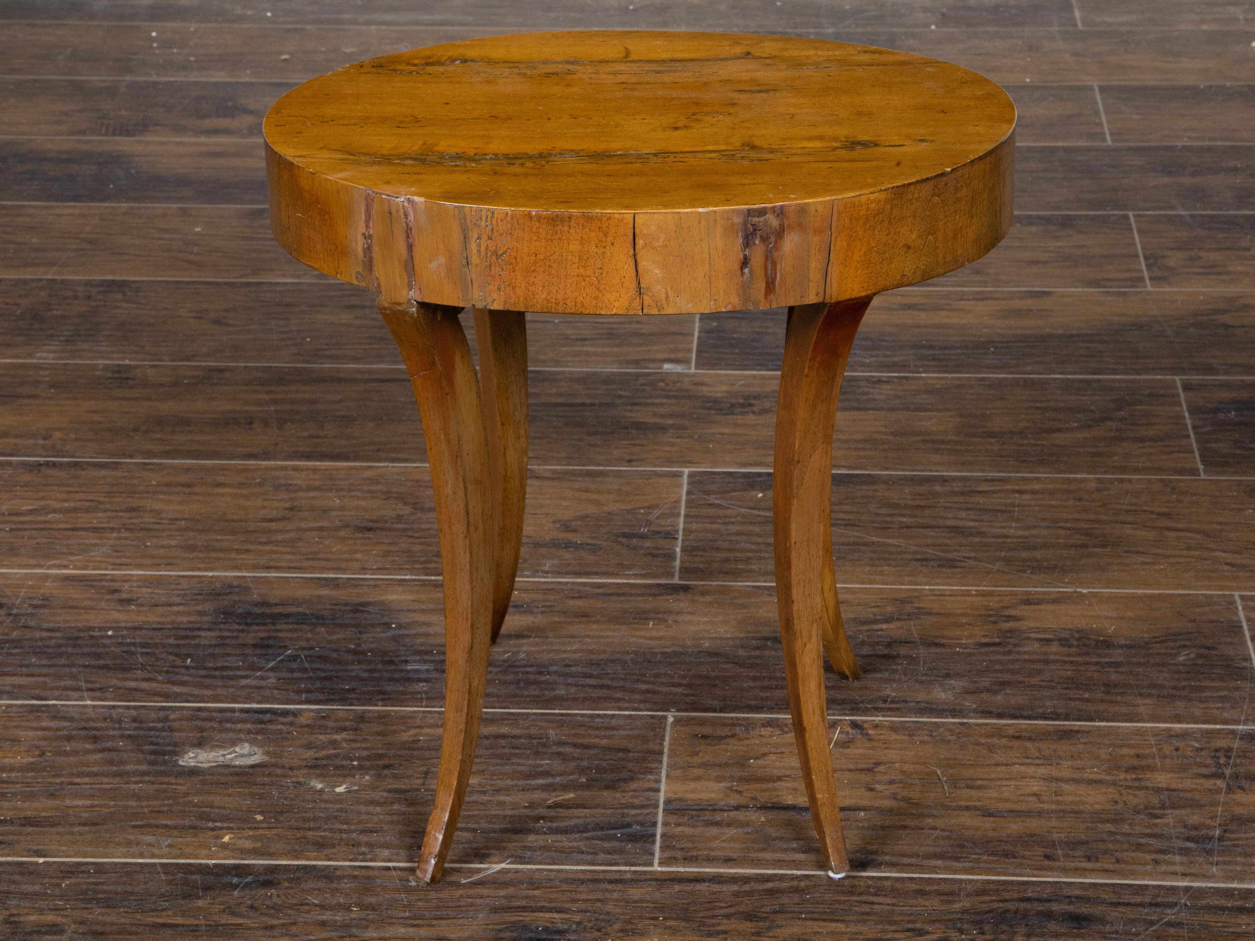 Italian Neoclassical 1810s Walnut Table with Oval Top, Drawer and Saber Legs For Sale 2