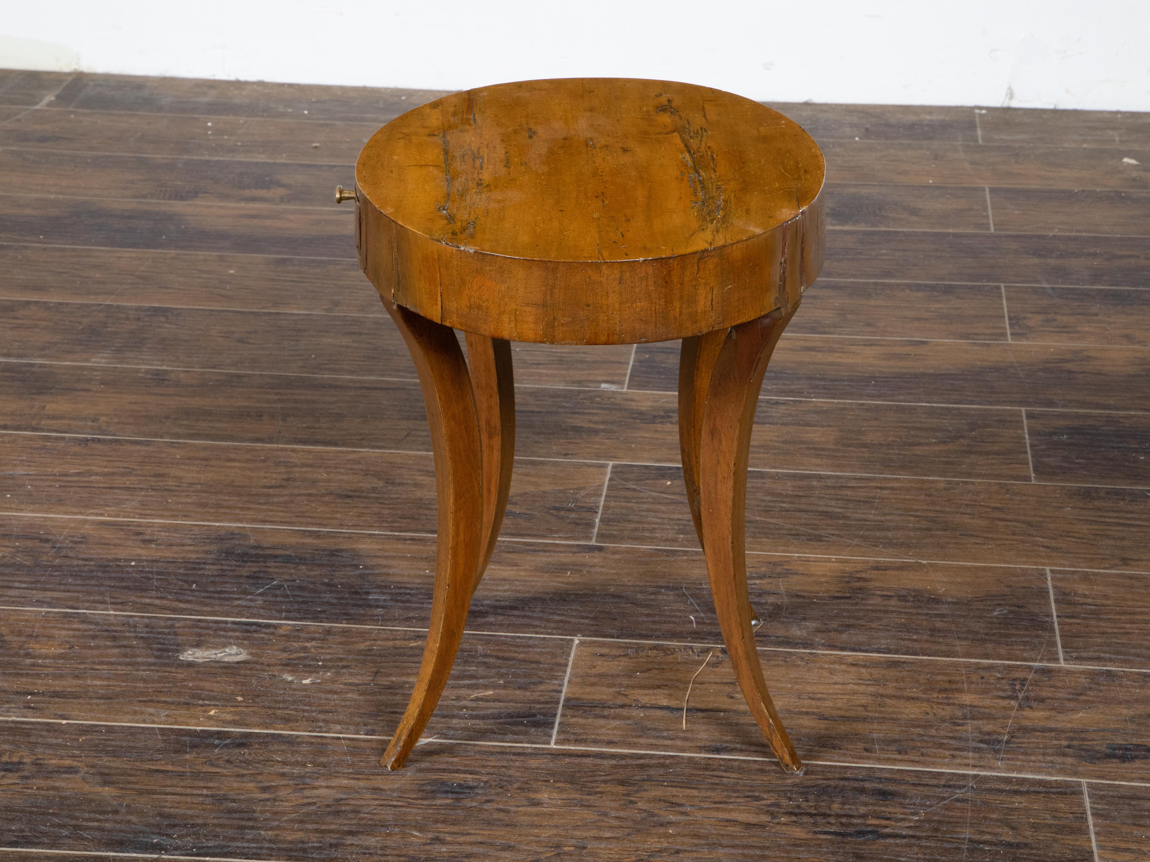 Italian Neoclassical 1810s Walnut Table with Oval Top, Drawer and Saber Legs For Sale 3
