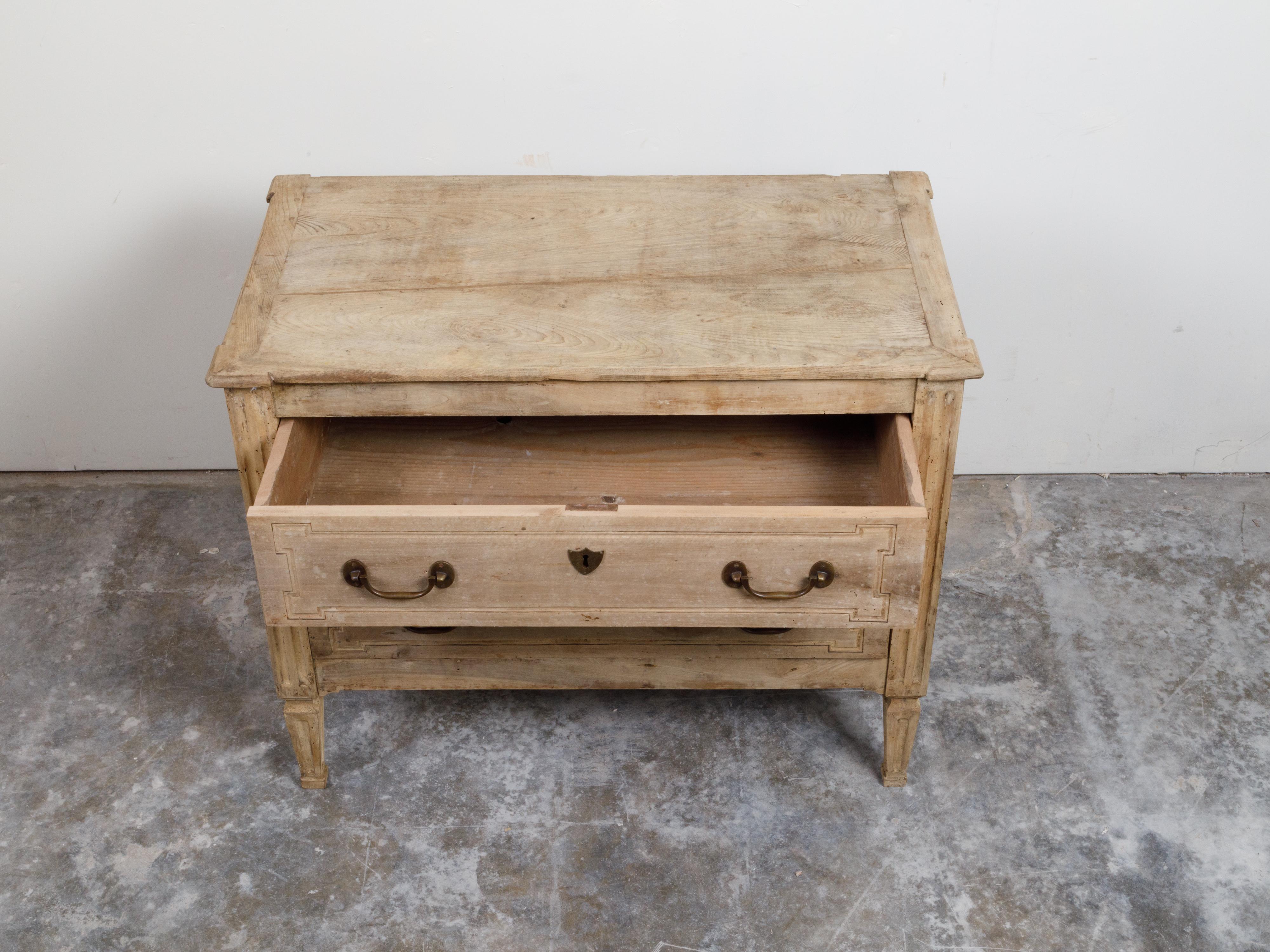 Italian Neoclassical 18th Century Bleached Walnut Commode with Fluted Side Posts For Sale 2