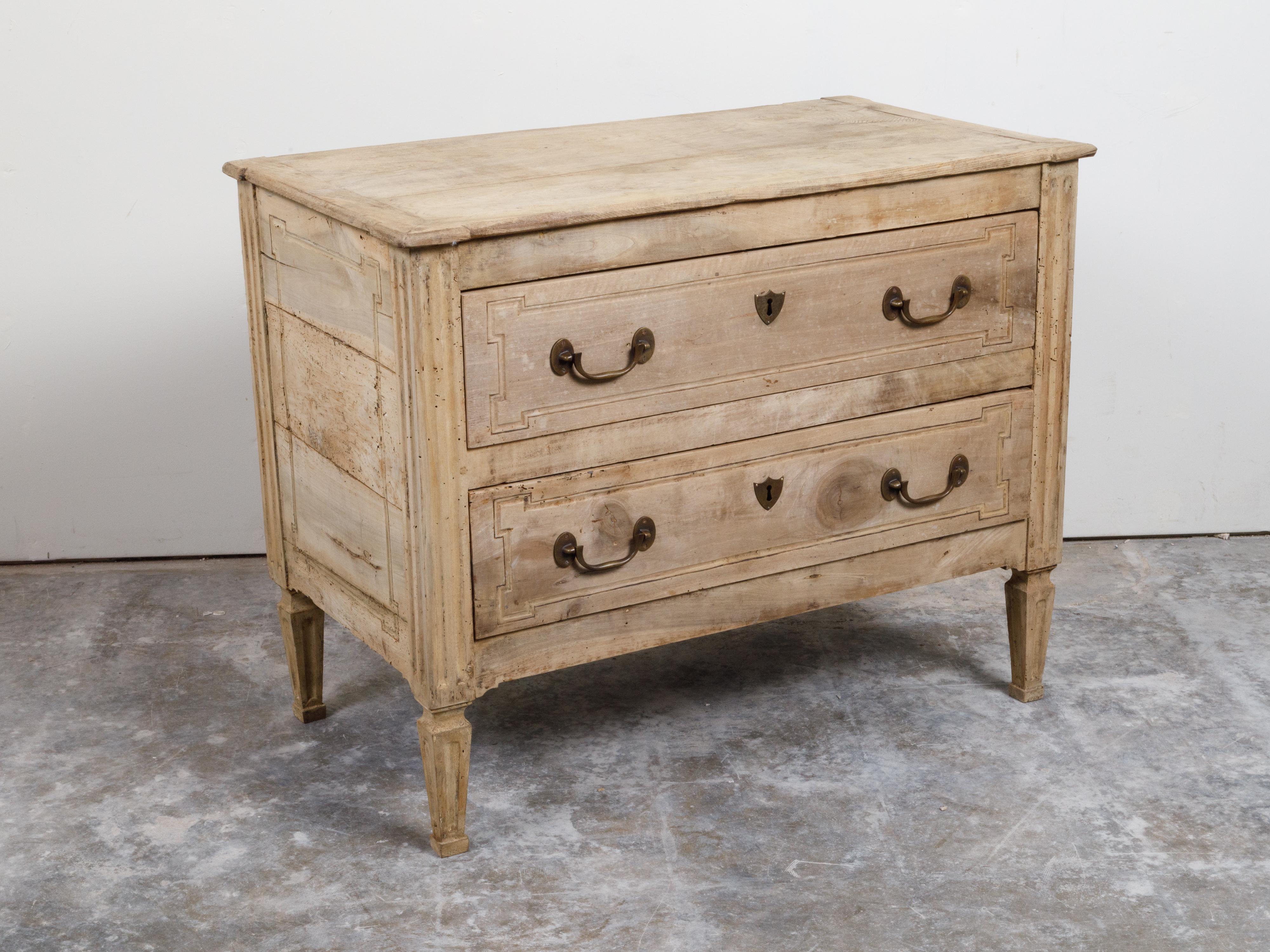 Italian Neoclassical 18th Century Bleached Walnut Commode with Fluted Side Posts For Sale 3