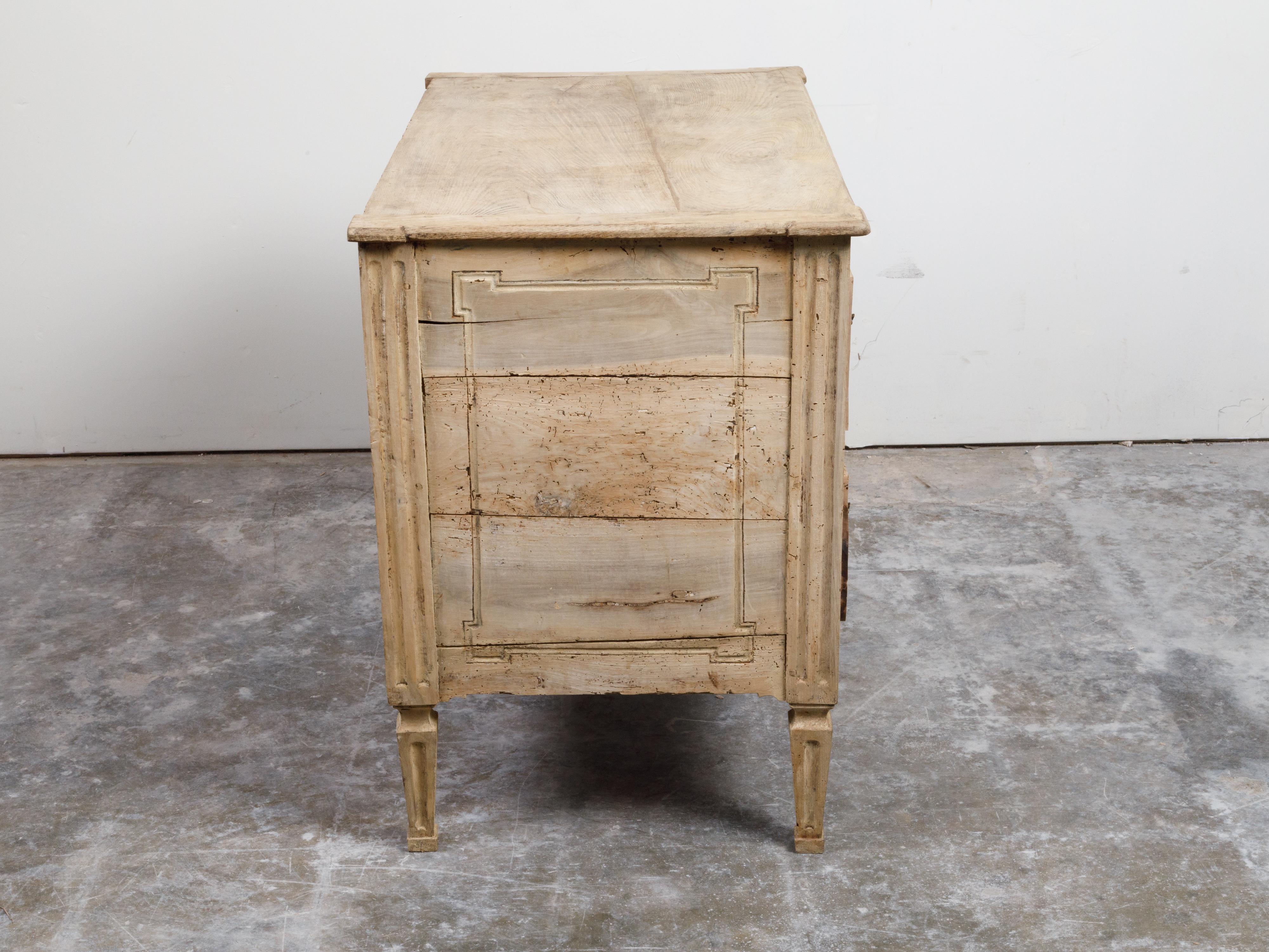 Italian Neoclassical 18th Century Bleached Walnut Commode with Fluted Side Posts For Sale 4