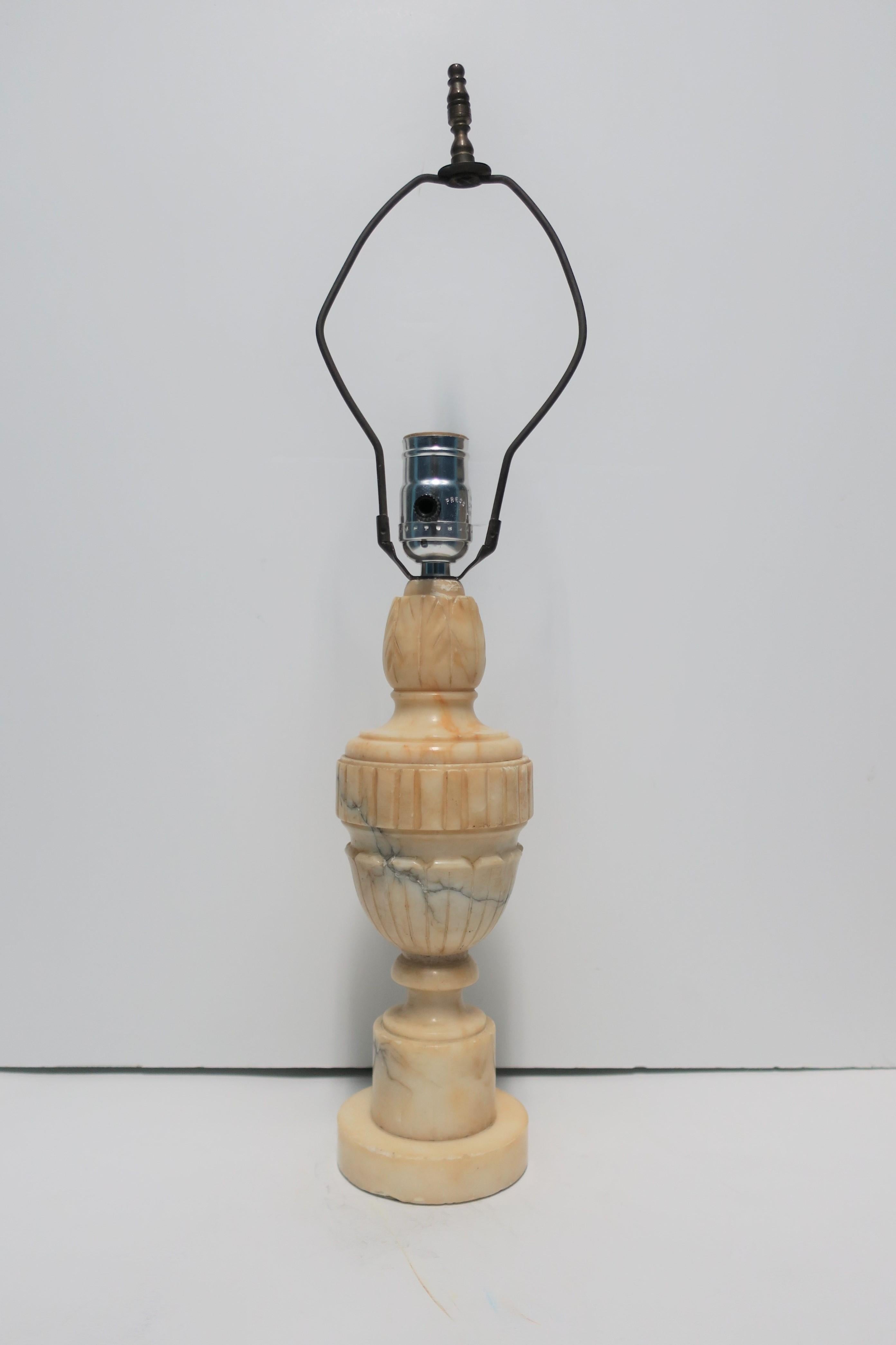 Italian Neoclassical Alabaster Marble Table or Desk Lamp, circa 1940s In Good Condition In New York, NY
