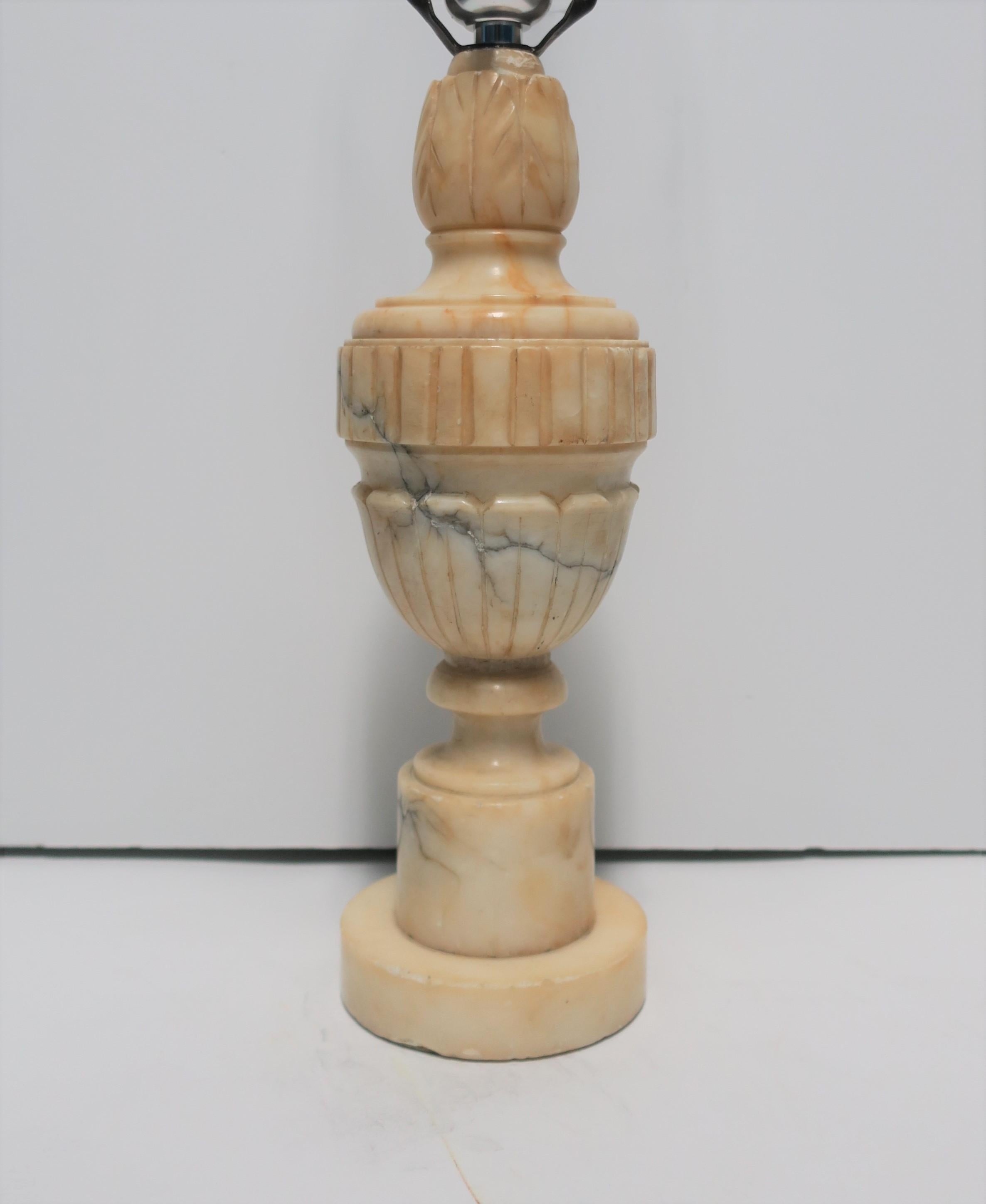 Italian Neoclassical Alabaster Marble Table or Desk Lamp, circa 1940s (Handgeschnitzt)