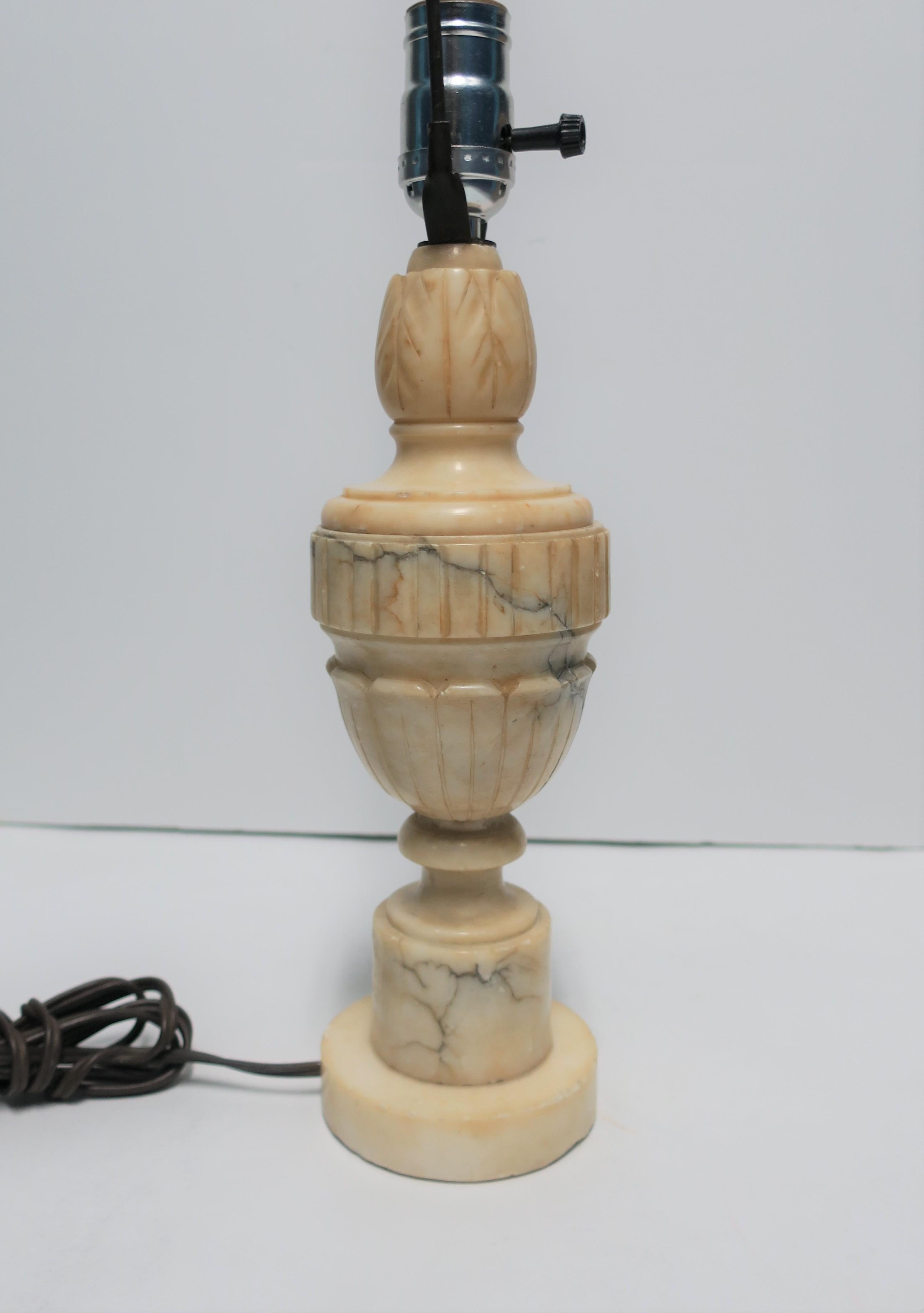 Italian Neoclassical Alabaster Marble Table or Desk Lamp, circa 1940s 2