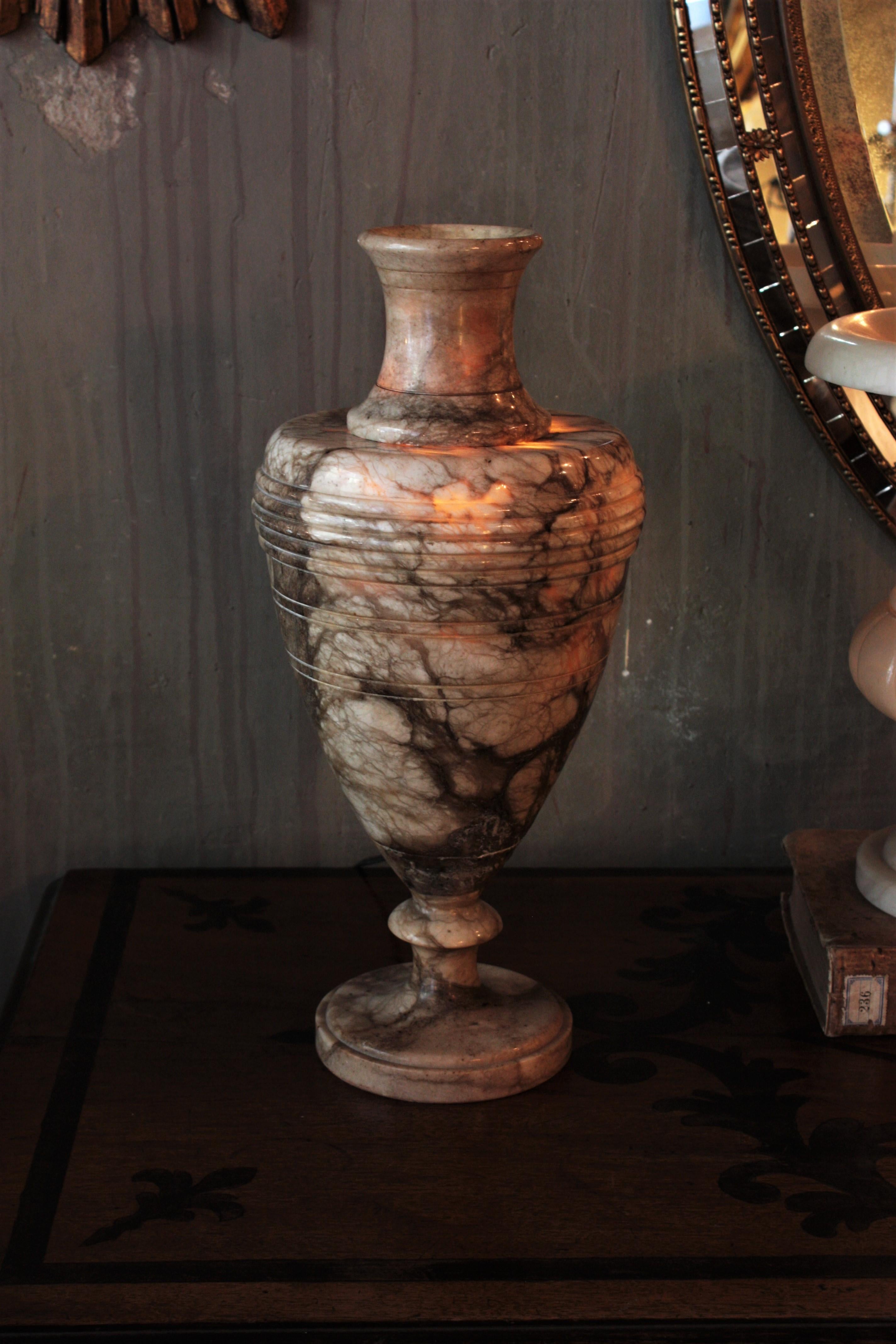 Italienische neoklassizistische dunkle Urnenlampe aus Alabaster im Angebot 4