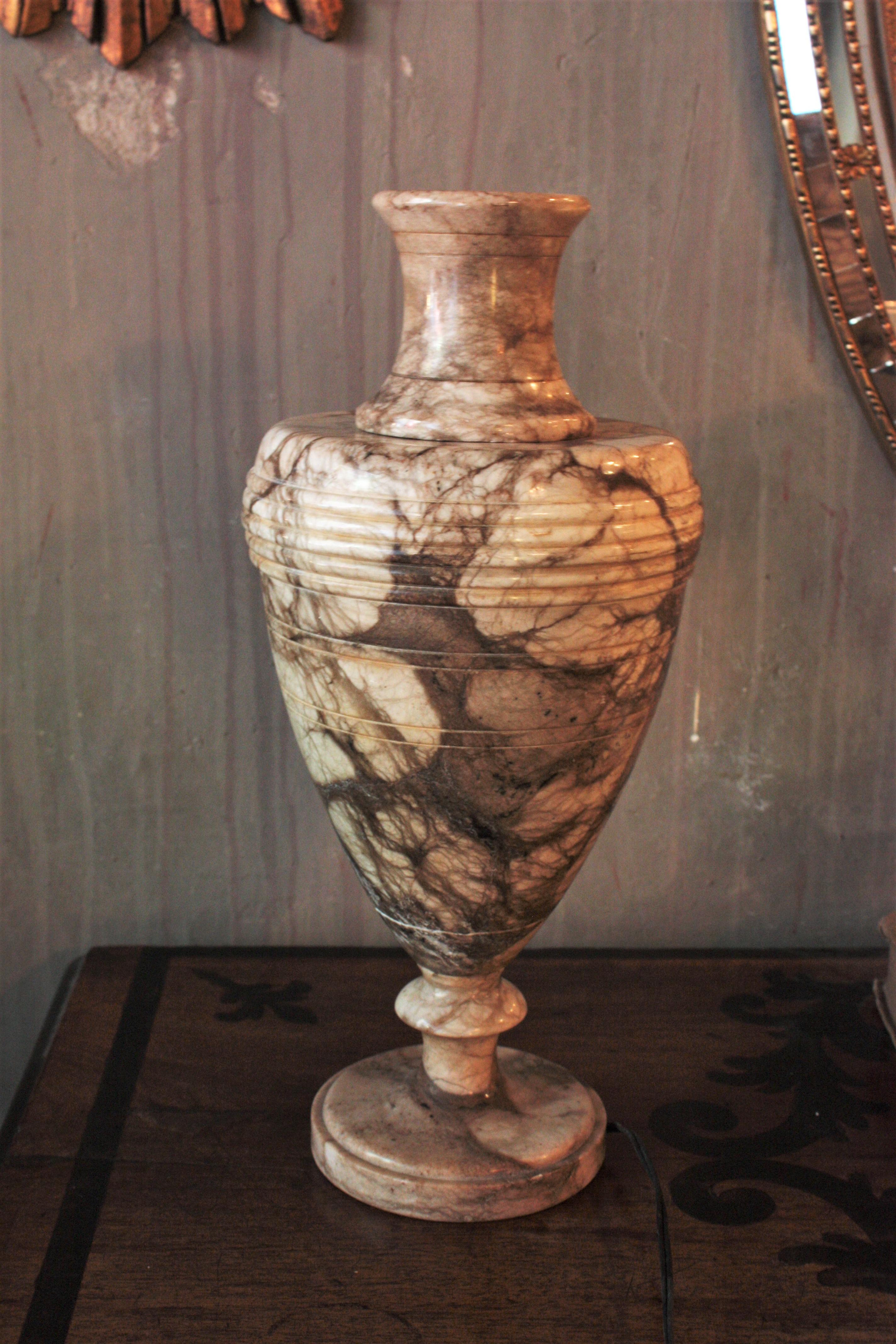 Lampe urne néoclassique italienne en albâtre en vente 4