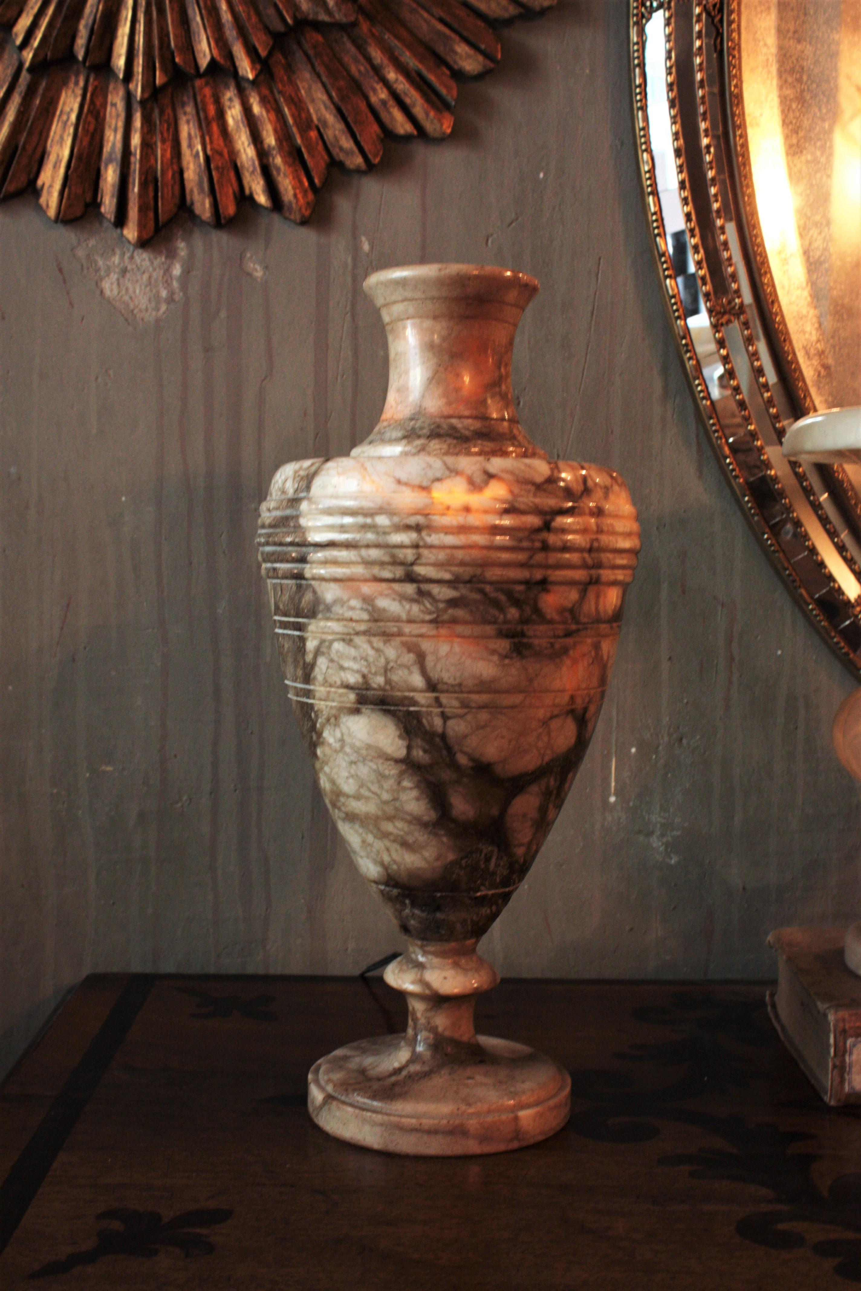 Lampe urne néoclassique italienne en albâtre en vente 5