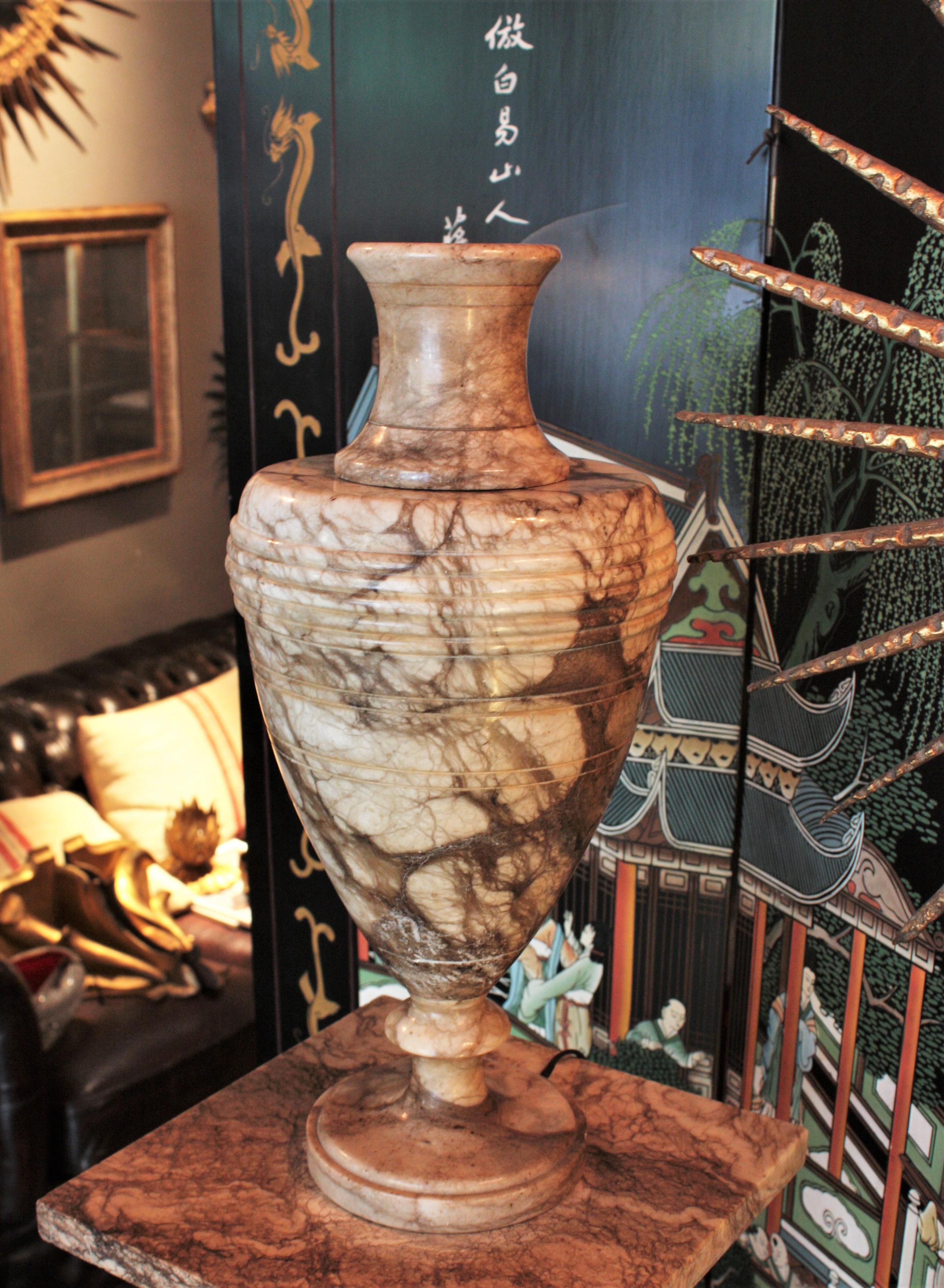 Lampe urne néoclassique italienne en albâtre en vente 6