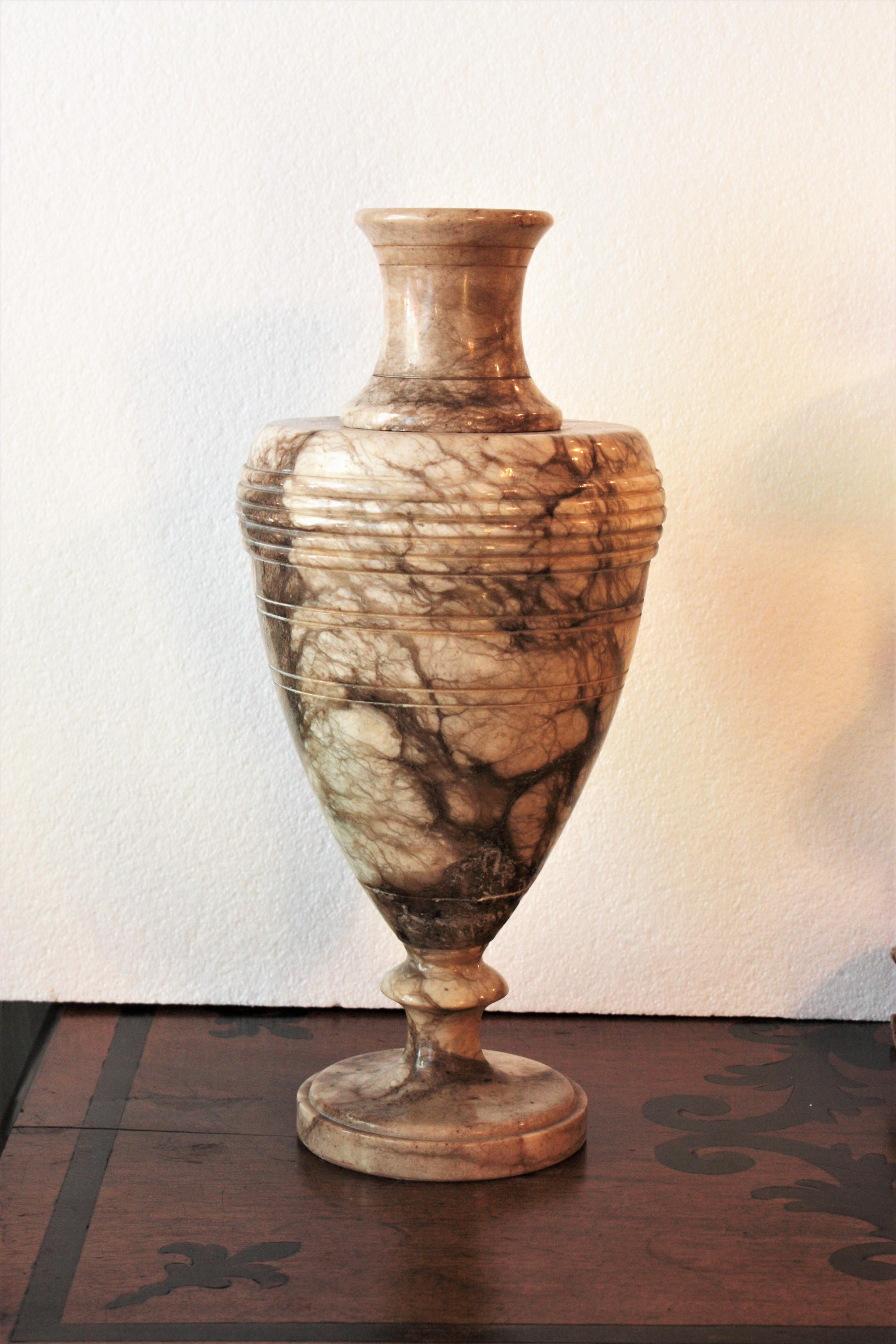 Lampe urne néoclassique italienne en albâtre en vente 12