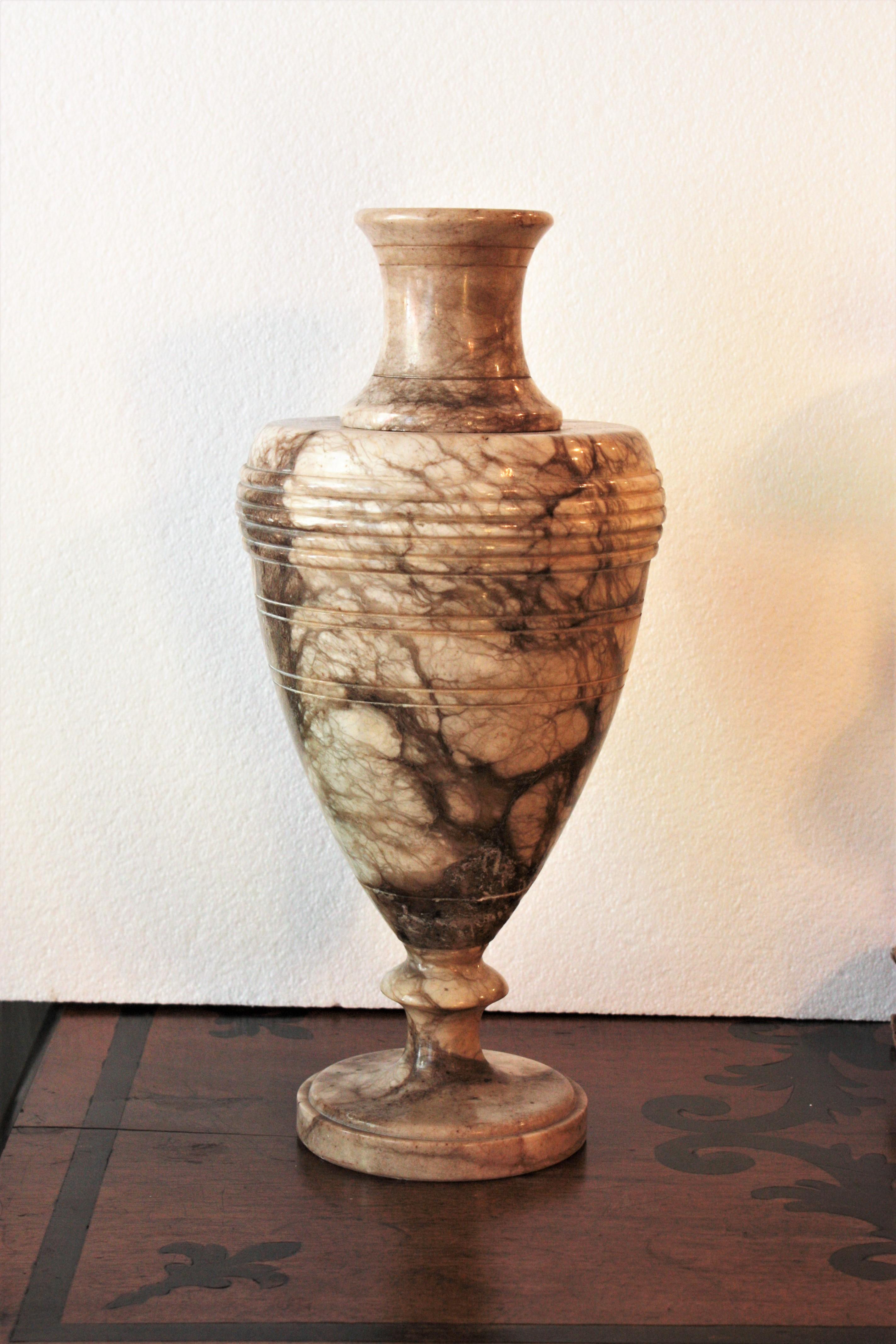Italienische neoklassizistische dunkle Urnenlampe aus Alabaster im Angebot 13