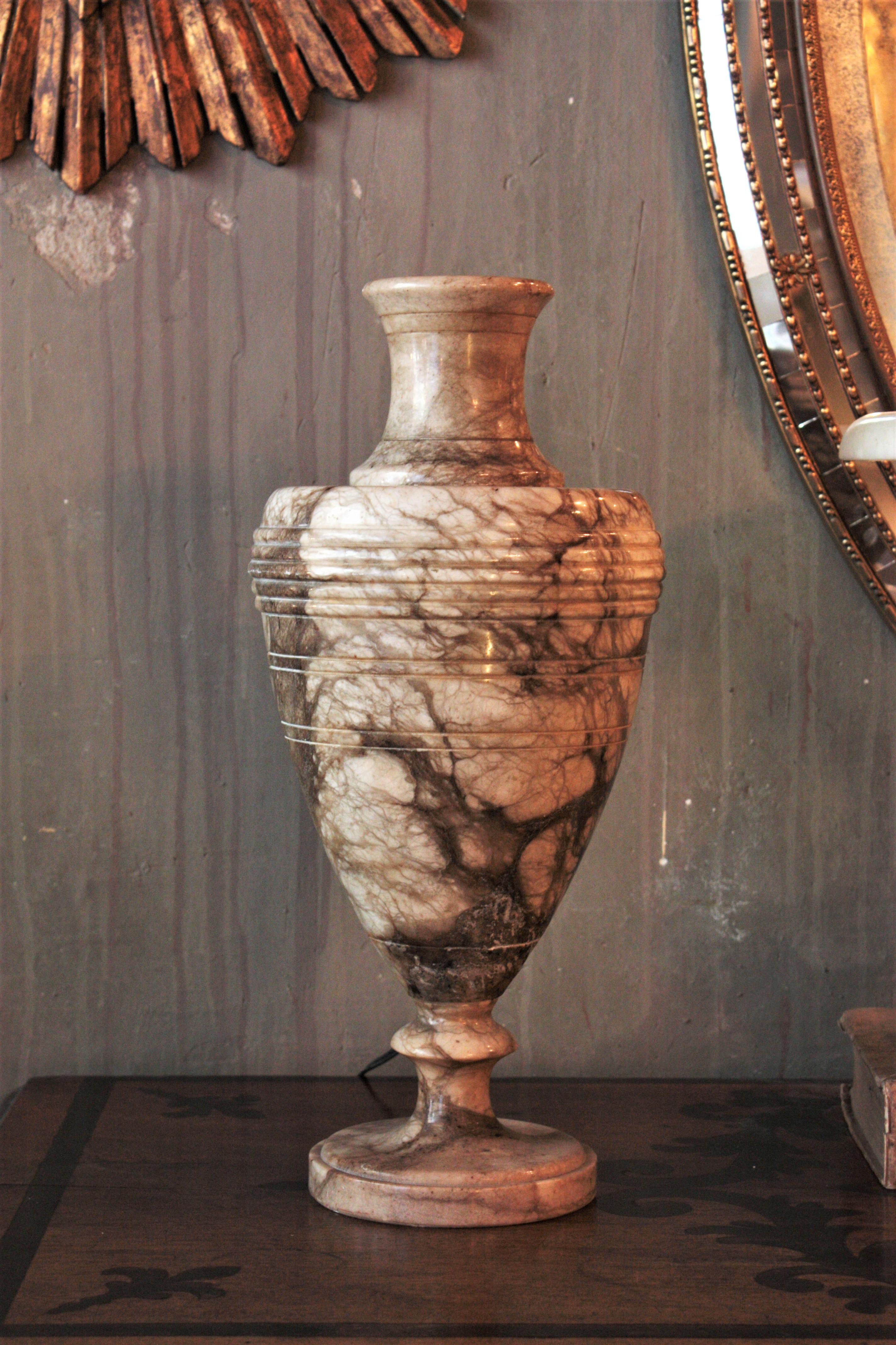 Art déco Lampe urne néoclassique italienne en albâtre en vente