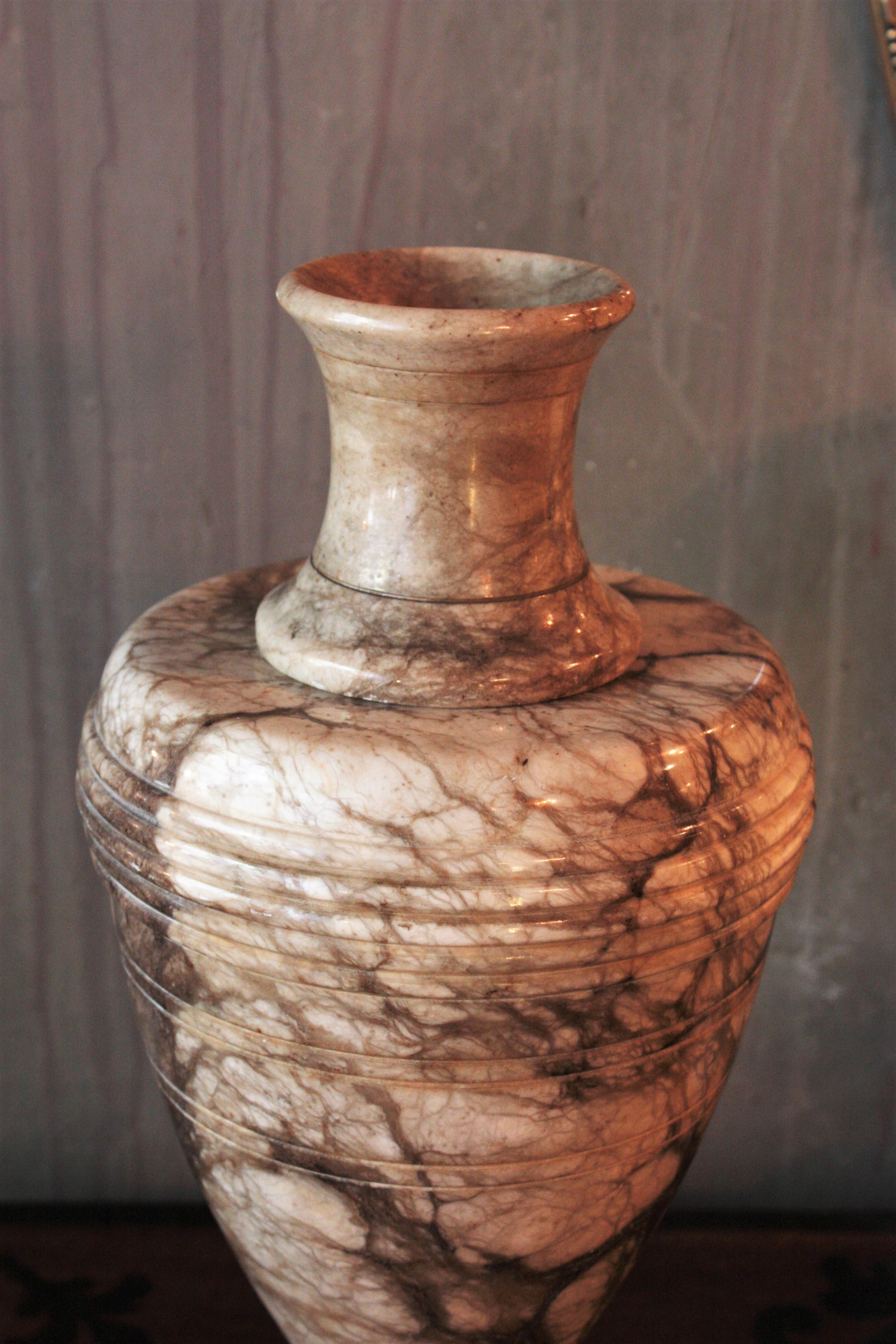 Italienische neoklassizistische dunkle Urnenlampe aus Alabaster im Angebot 1
