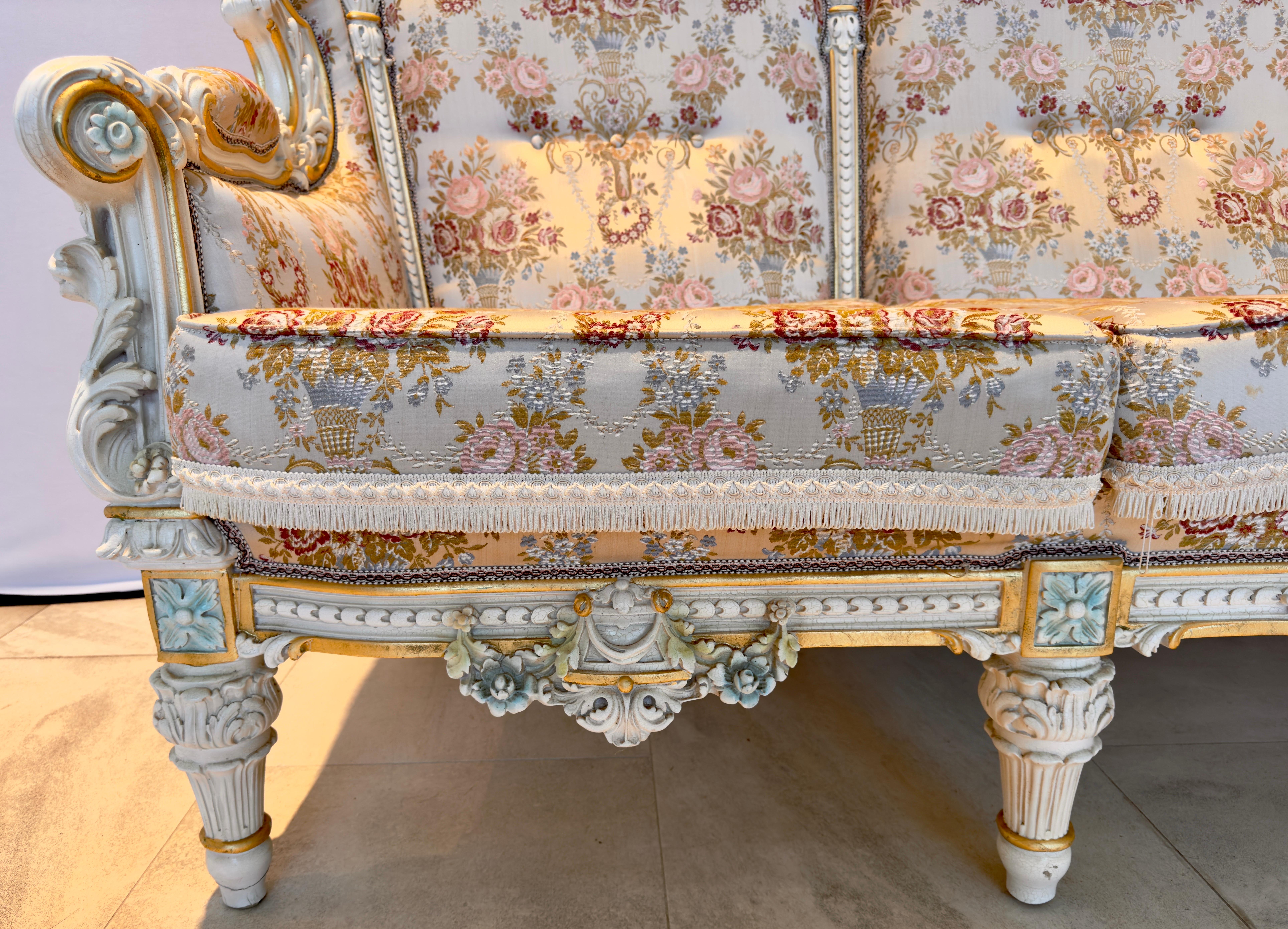 Italian Neoclassical Baroque Style Sofa with fine floral silk upholstery  In Good Condition For Sale In Plainview, NY