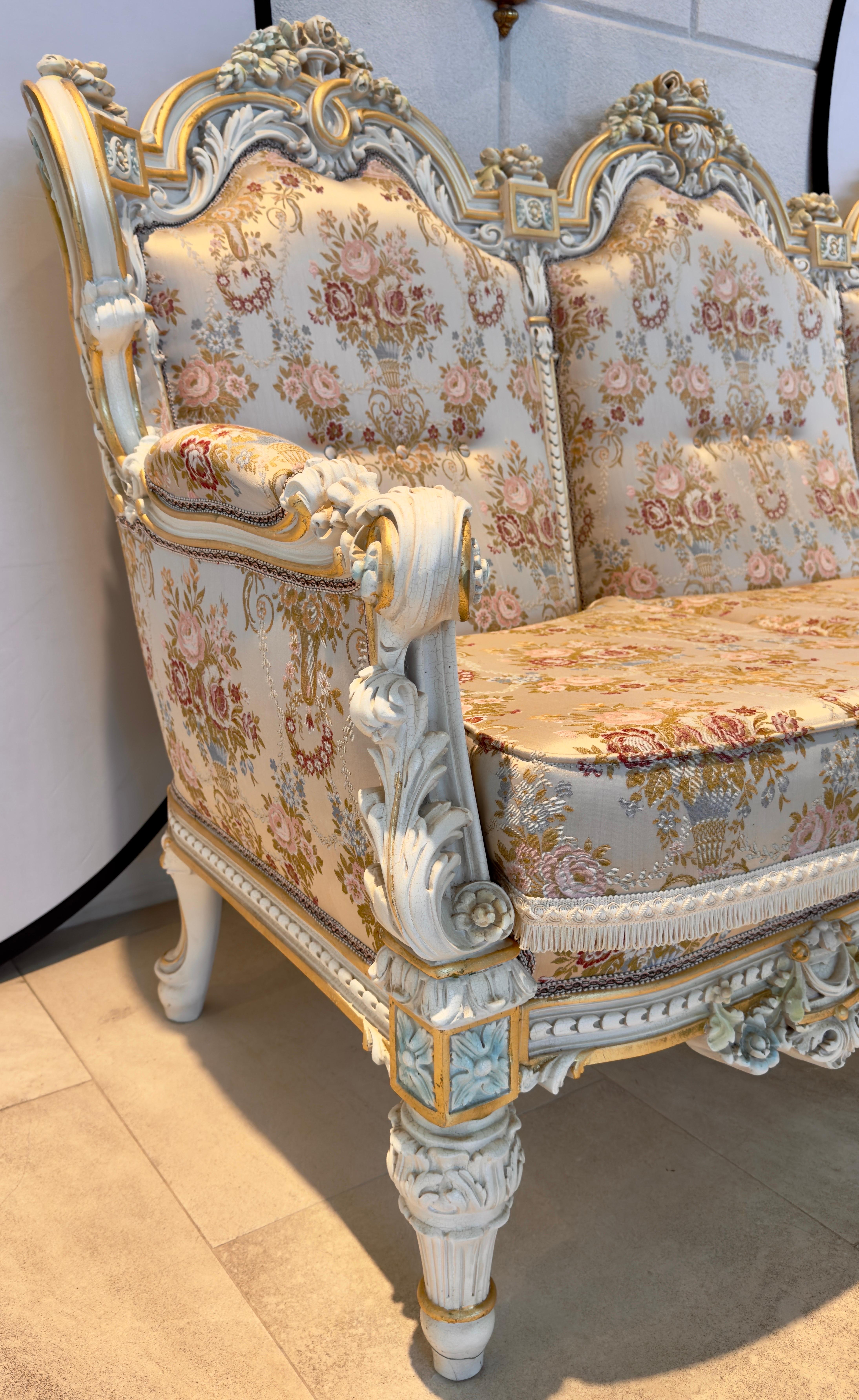 20th Century Italian Neoclassical Baroque Style Sofa with fine floral silk upholstery  For Sale