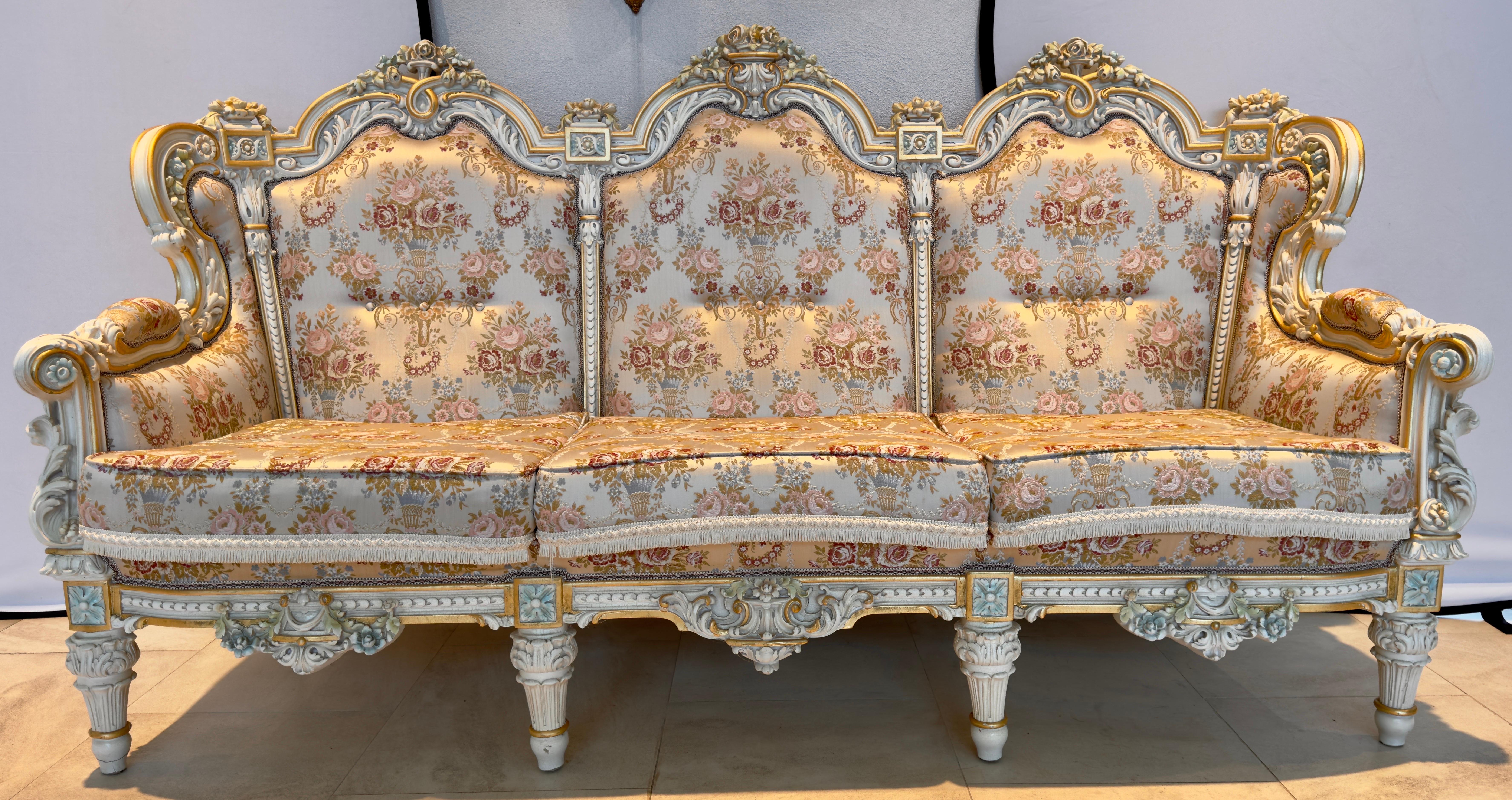 Italian Neoclassical Baroque Style Sofa with fine floral silk upholstery  For Sale 1