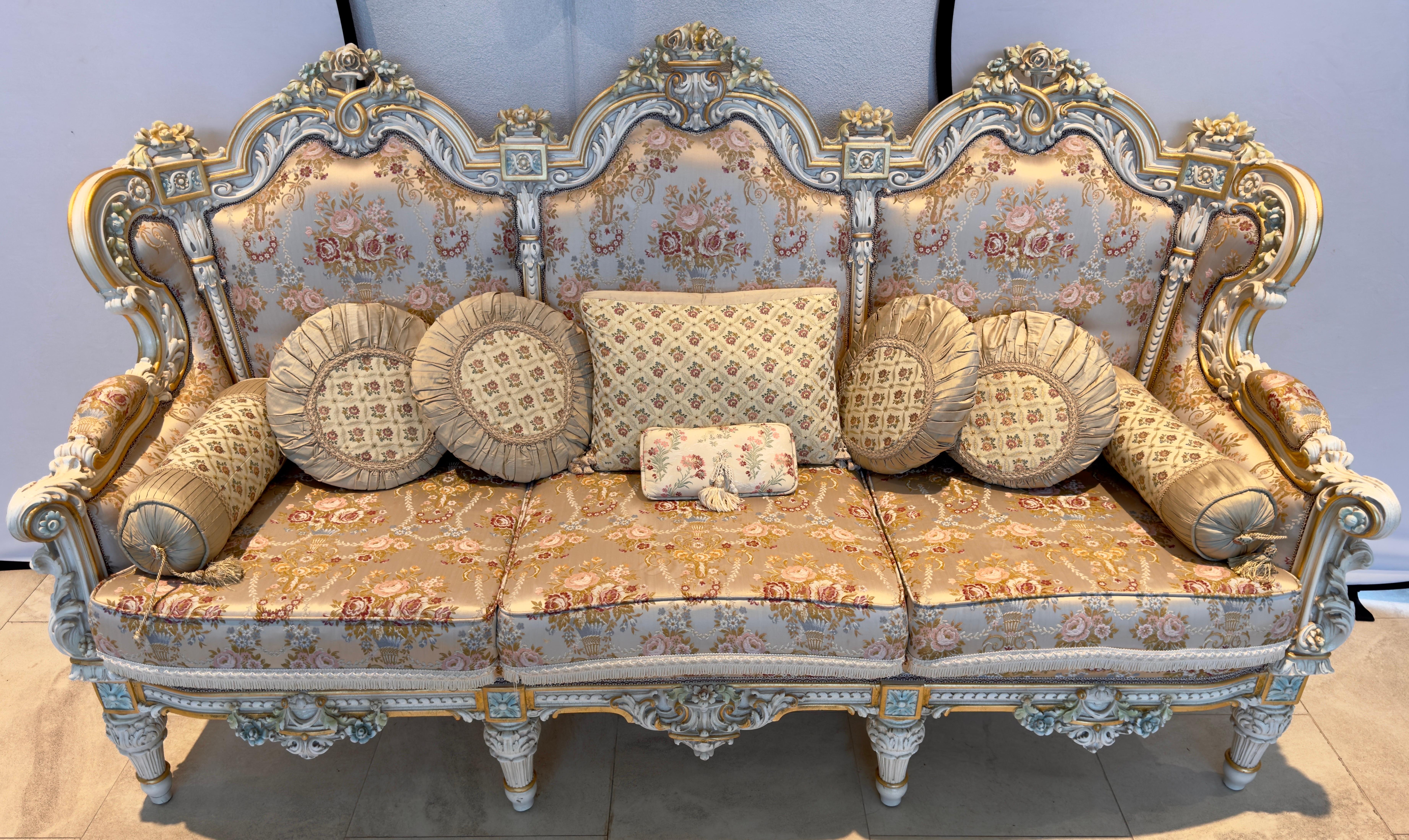 Italian Neoclassical Baroque Style Sofa with fine floral silk upholstery  For Sale 2