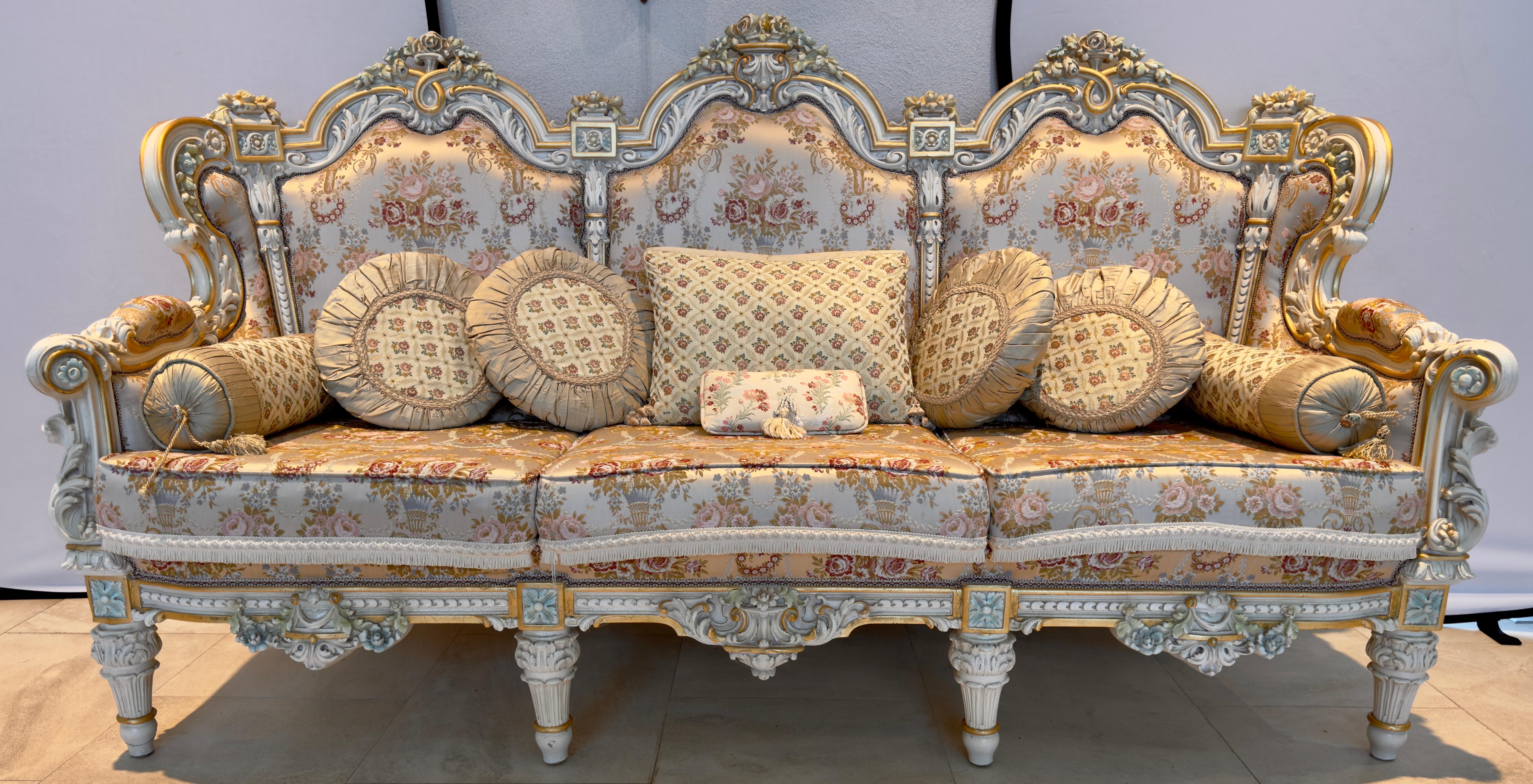 Italian Neoclassical Baroque Style Sofa with fine floral silk upholstery  For Sale 3