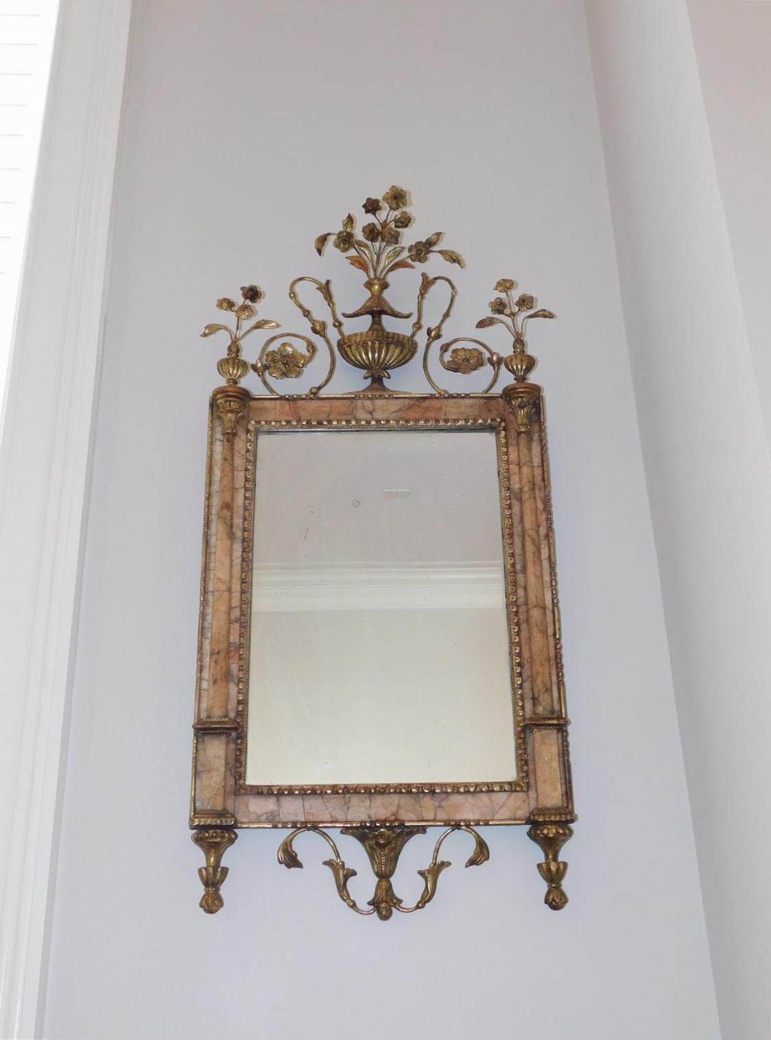 Neoklassizistischer italienischer Wandspiegel aus Bilboa-Marmor und vergoldetem Holz mit einer Urne. Spiegel mit dem ursprünglichen versilberten Glas und der Holzrückwand, Ende 18.
