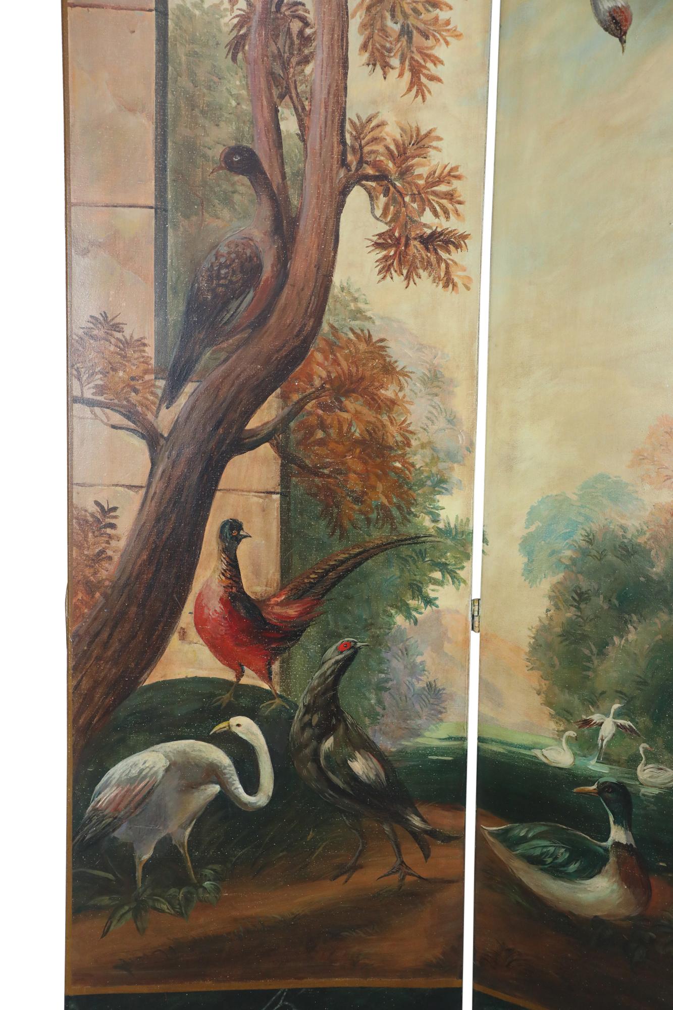Paravento a quattro pannelli in stile neoclassico italiano, dipinto a mano con una serie di uccelli in un giardino sul davanti e dettagli in marrone sul retro.
       
