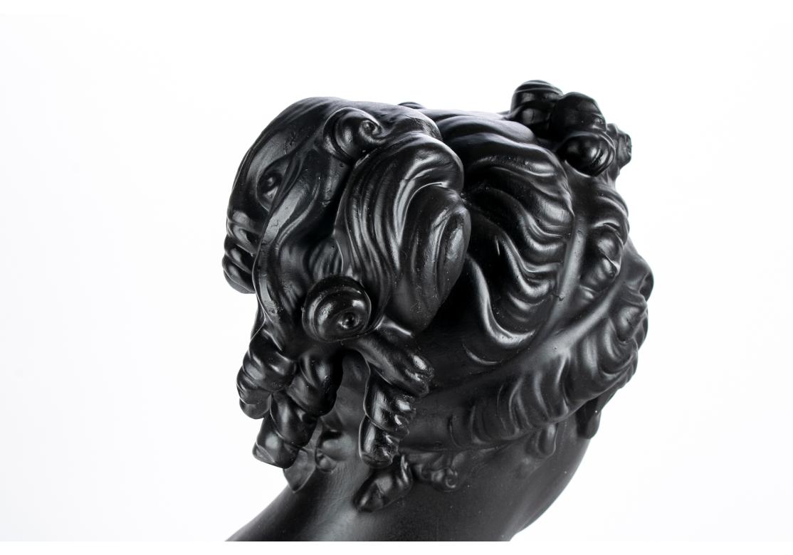 Busto italiano neoclásico de cerámica negra de Venus siglo XX en venta