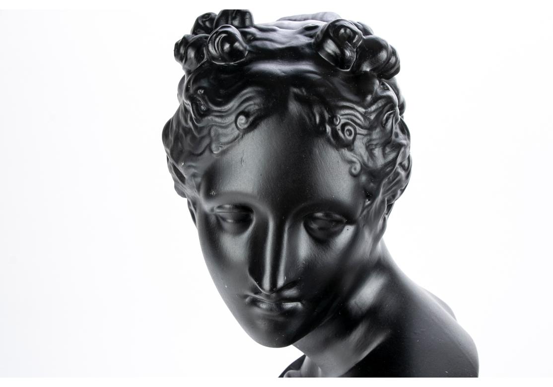Busto italiano neoclásico de cerámica negra de Venus Cerámico en venta