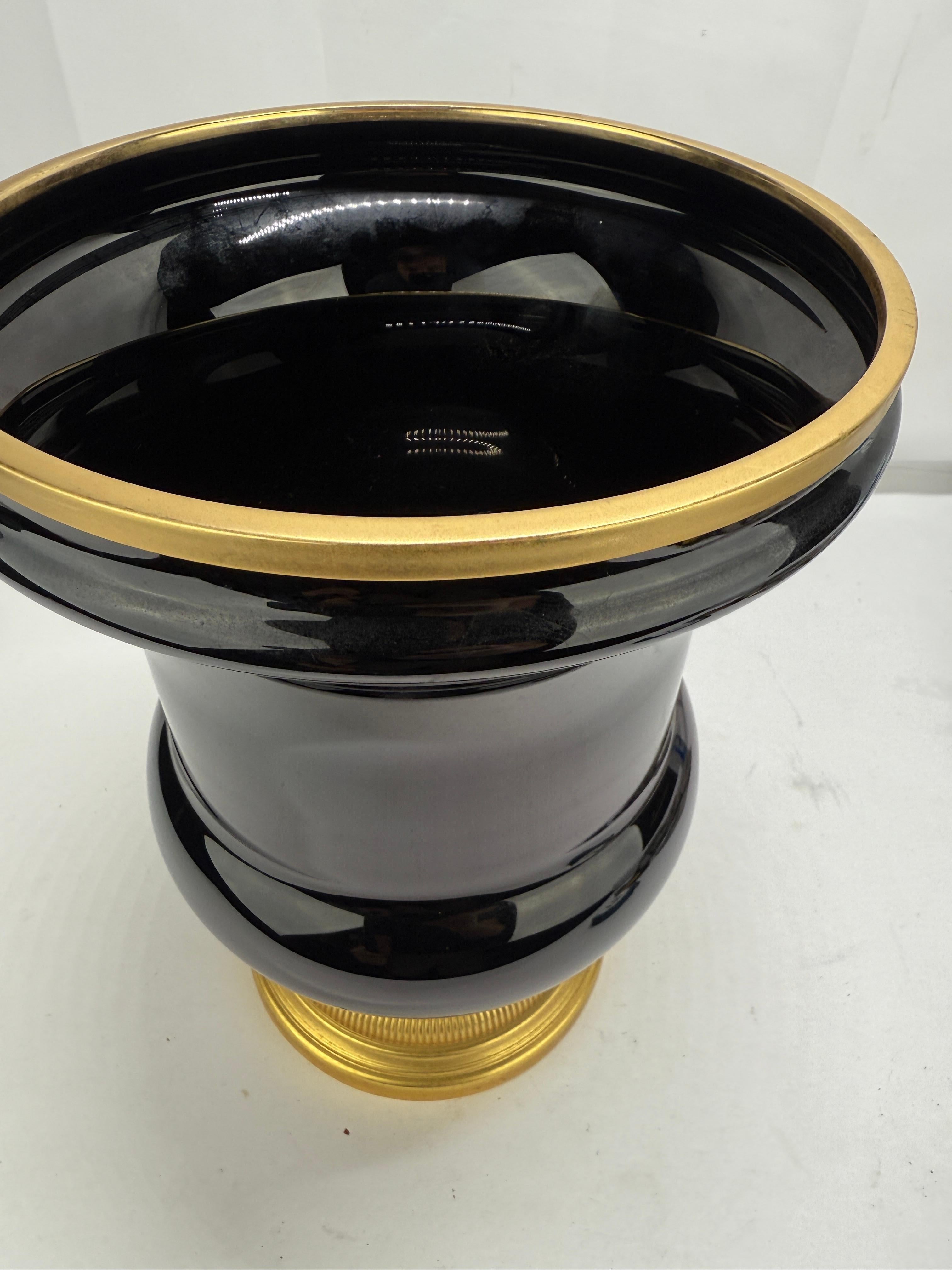 Néoclassique Vase néoclassique italien en verre opalin noir avec monture en métal doré en vente