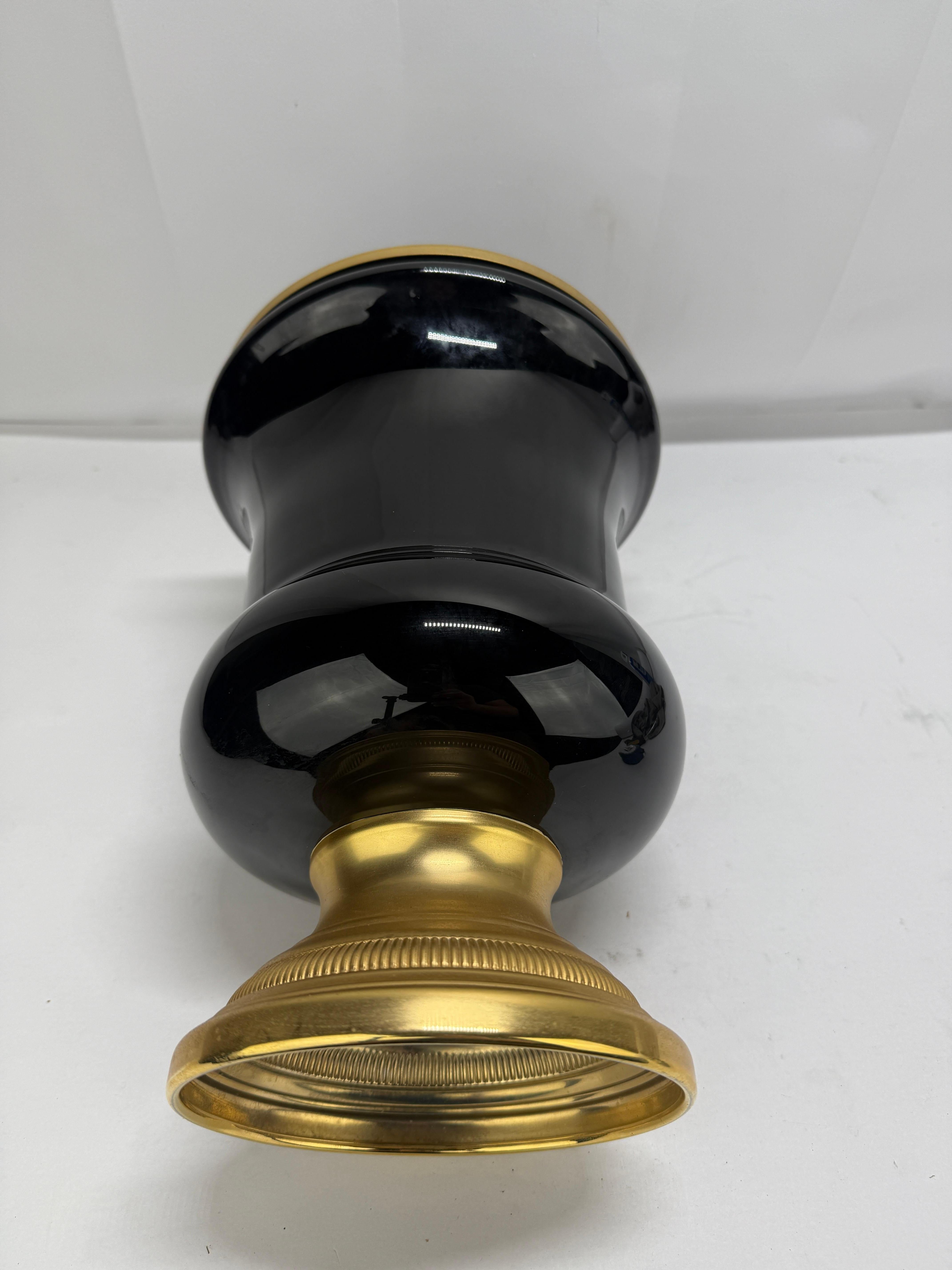 Vase néoclassique italien en verre opalin noir avec monture en métal doré Bon état - En vente à Atlanta, GA