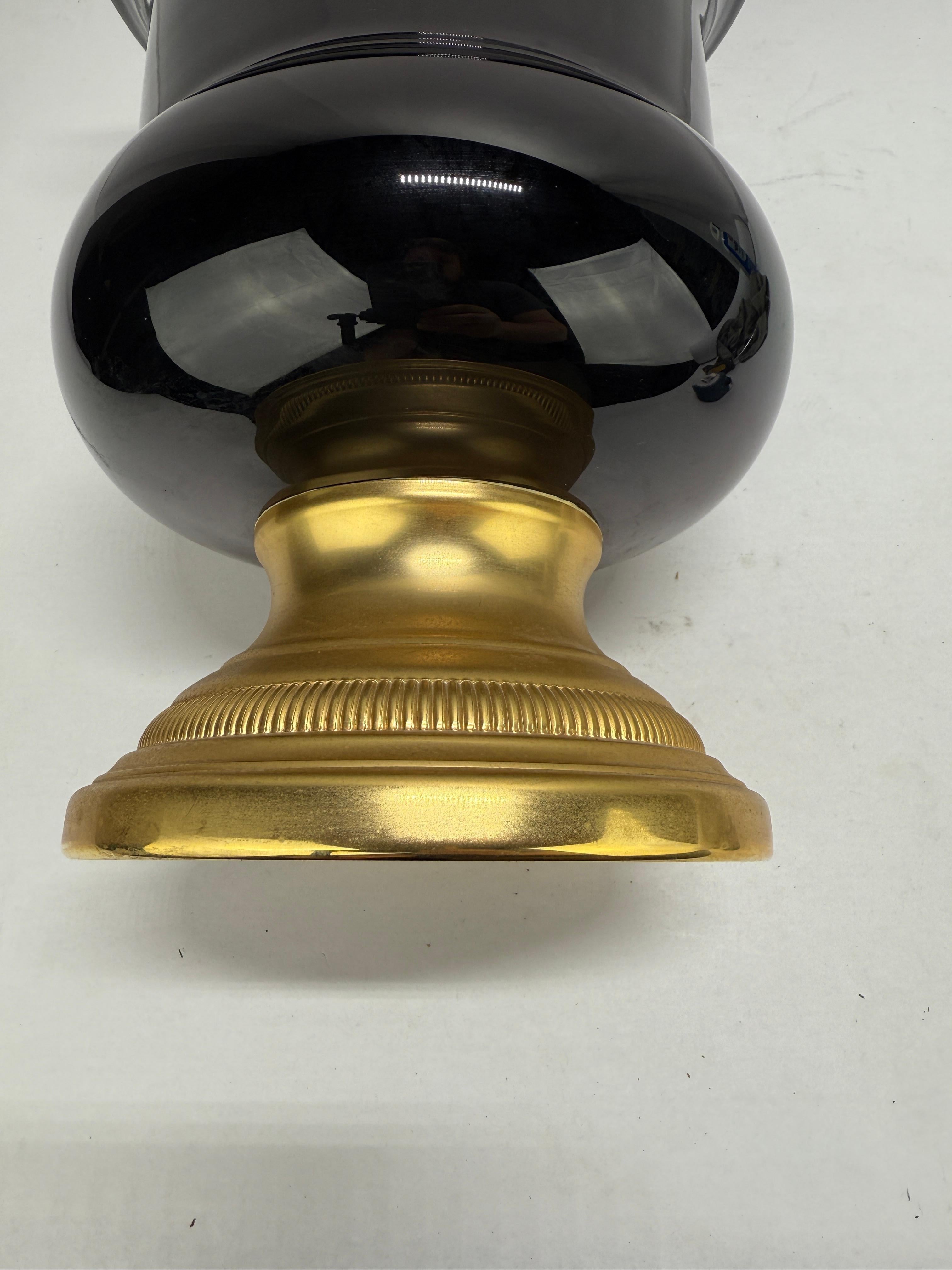 20ième siècle Vase néoclassique italien en verre opalin noir avec monture en métal doré en vente