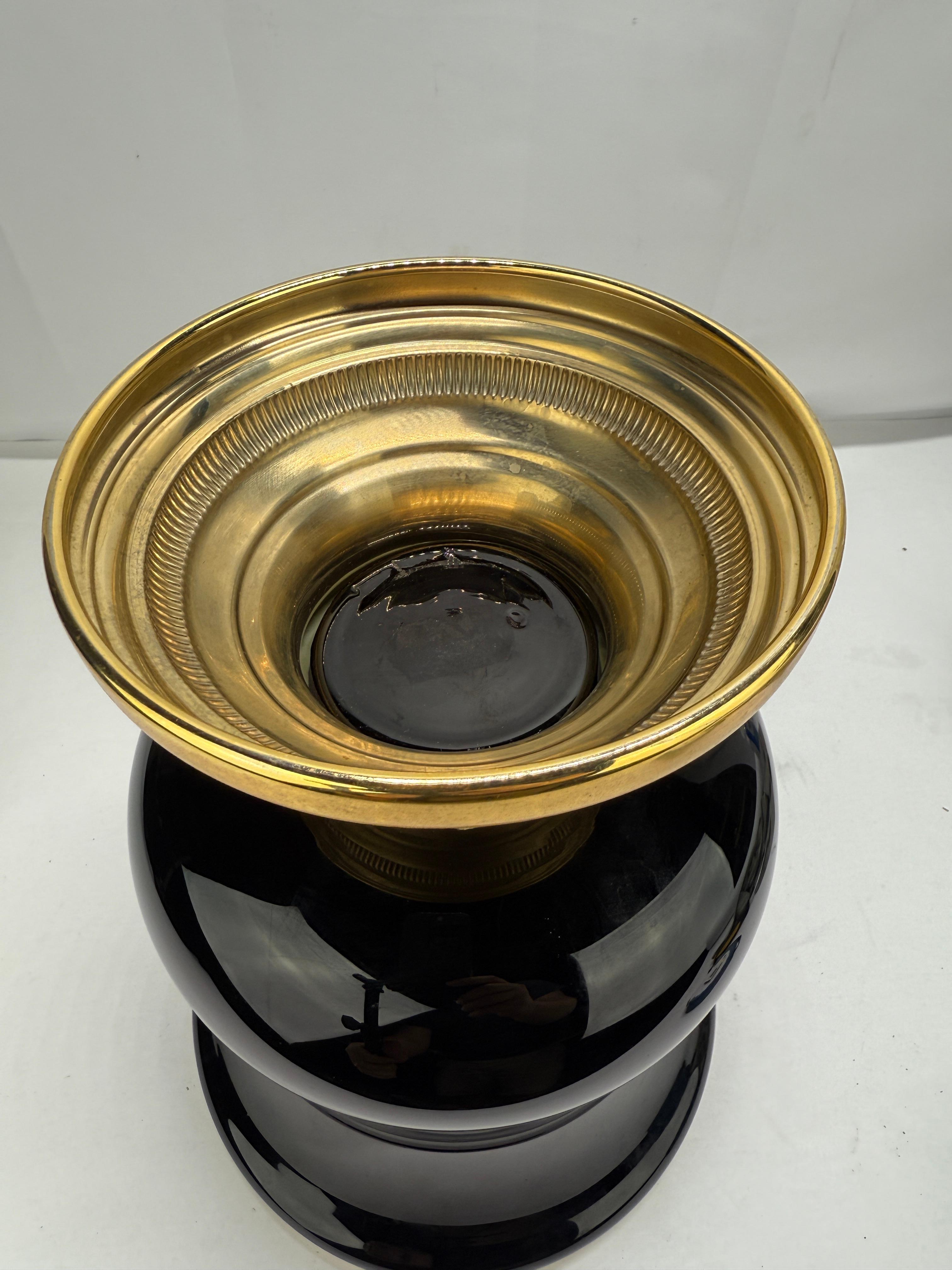 Laiton Vase néoclassique italien en verre opalin noir avec monture en métal doré en vente