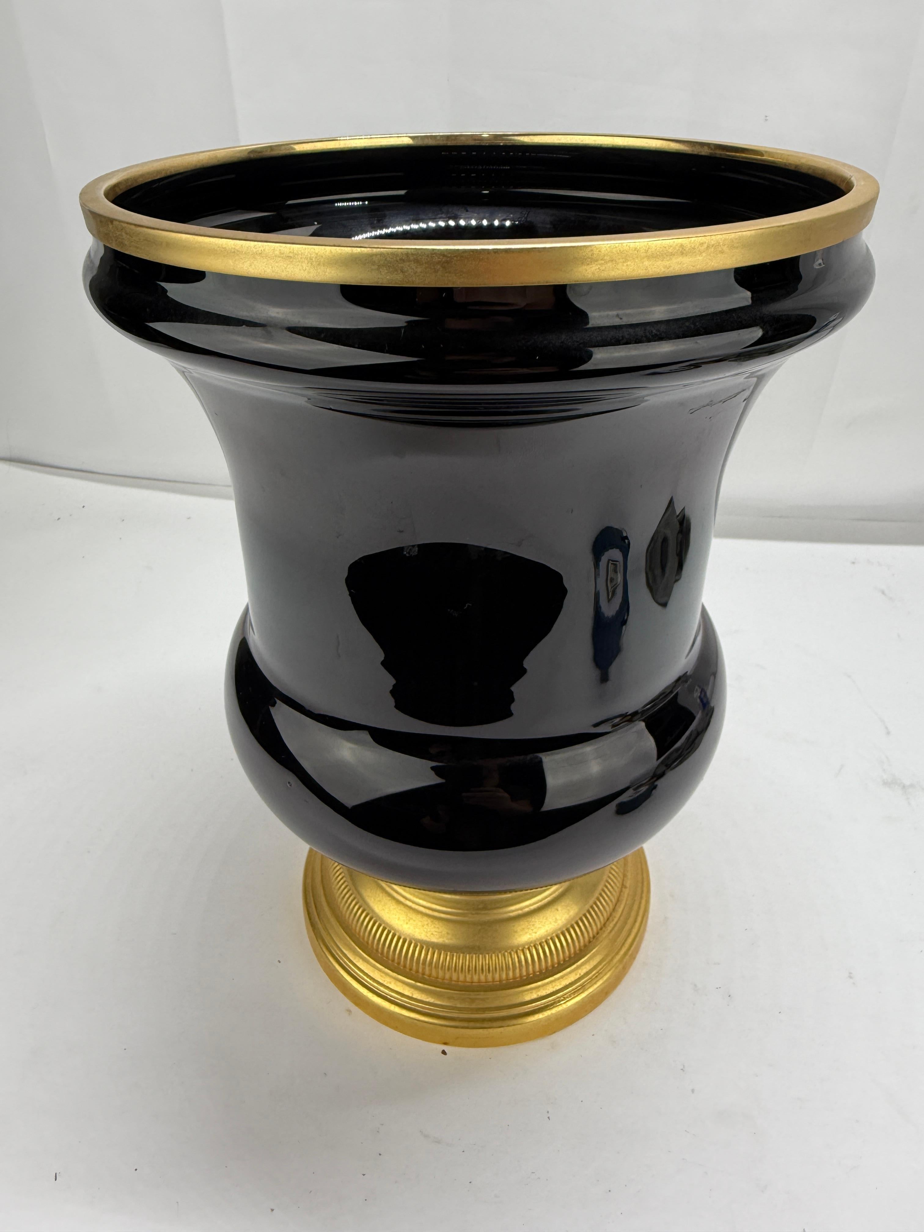 Vase néoclassique italien en verre opalin noir avec monture en métal doré en vente 1