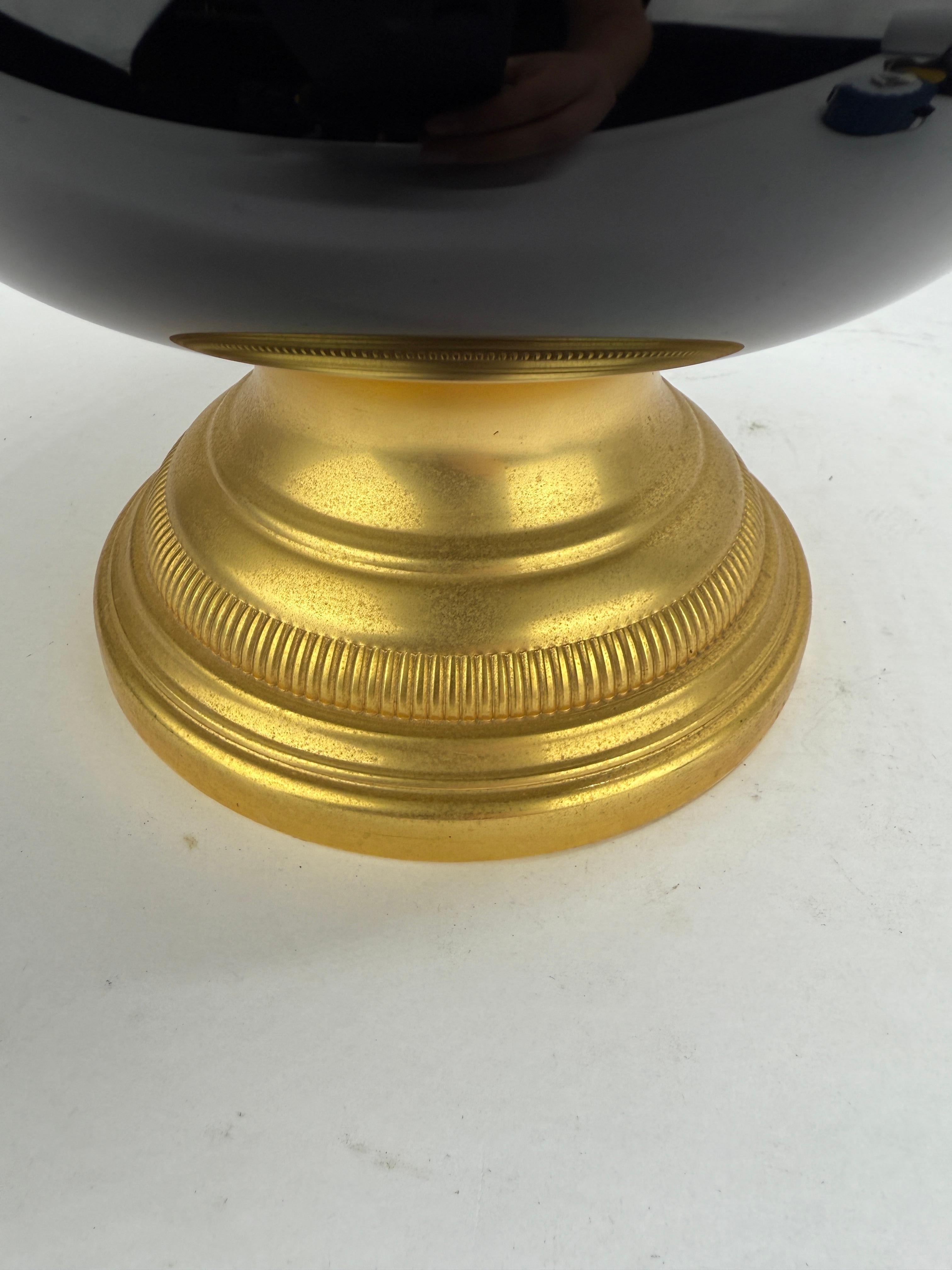 Vase néoclassique italien en verre opalin noir avec monture en métal doré en vente 2