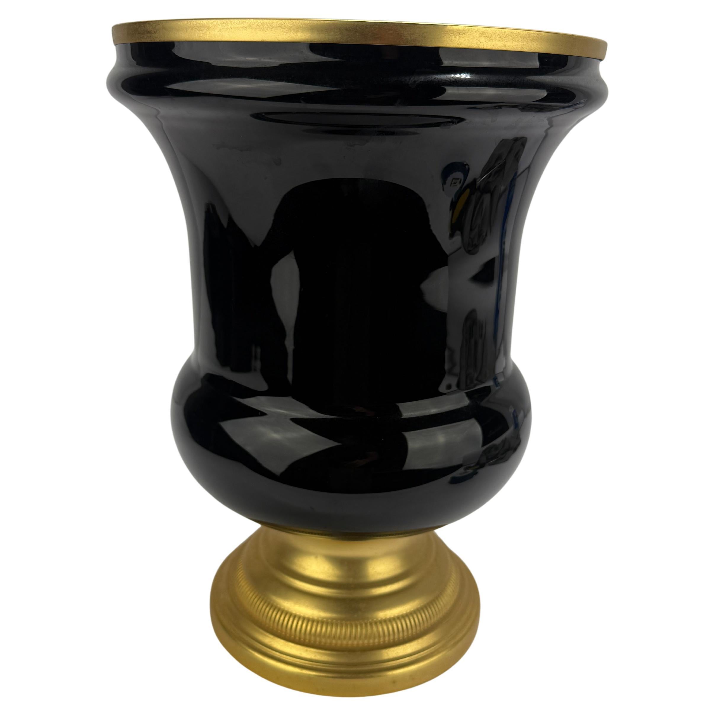 Vaso neoclassico italiano in vetro opalino nero con montatura in metallo dorato