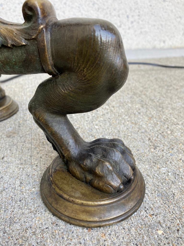 Lampadaire italien néoclassique en bronze avec pieds en forme de pattes en vente 3
