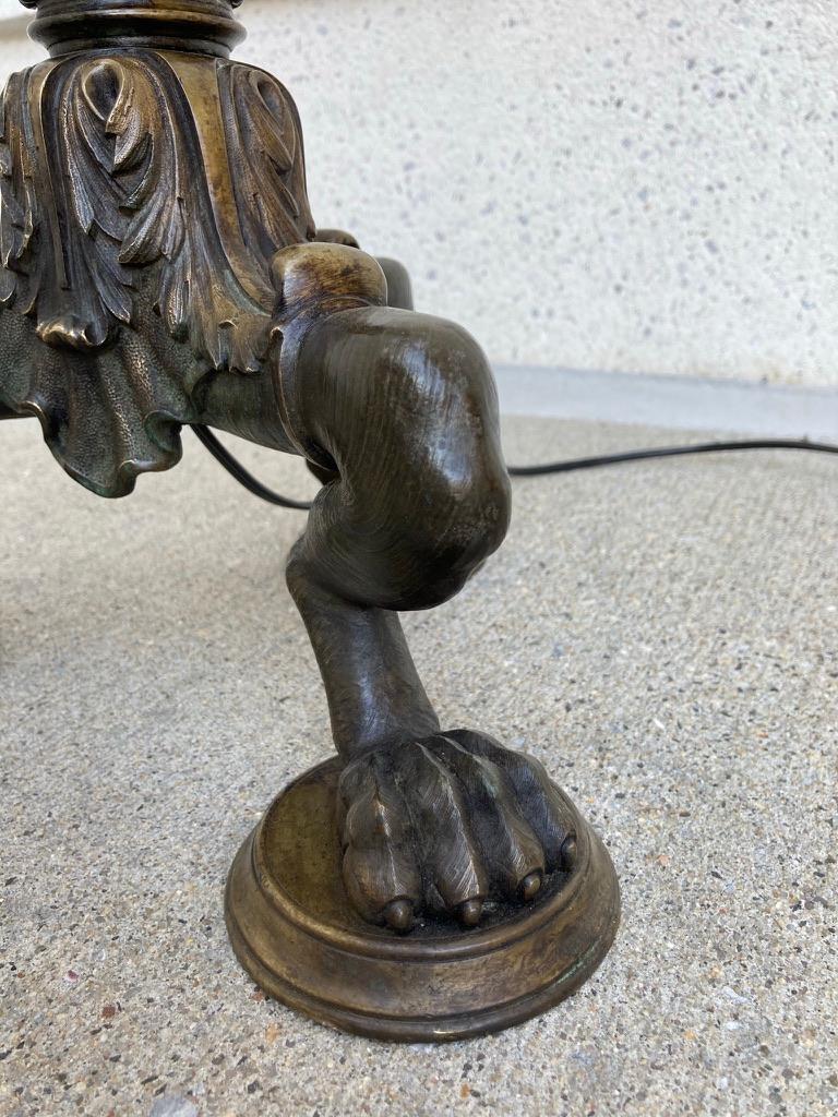 Lampadaire italien néoclassique en bronze avec pieds en forme de pattes en vente 4