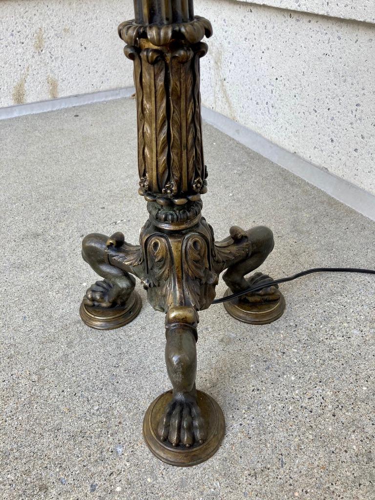 Lampadaire italien néoclassique en bronze avec pieds en forme de pattes en vente 6