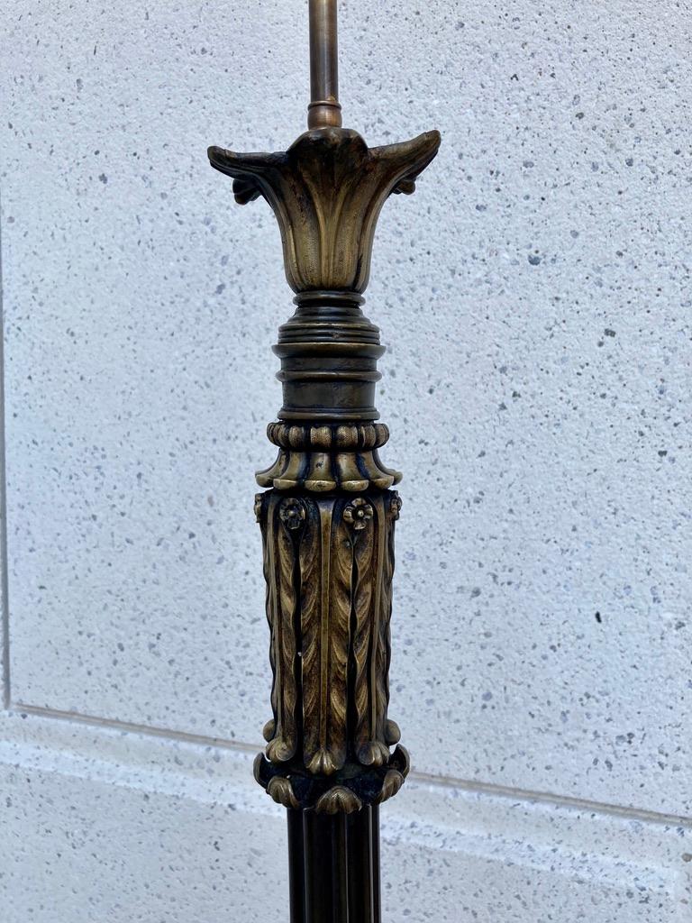 Lámpara de pie italiana neoclásica de bronce con patas de garra en venta 9