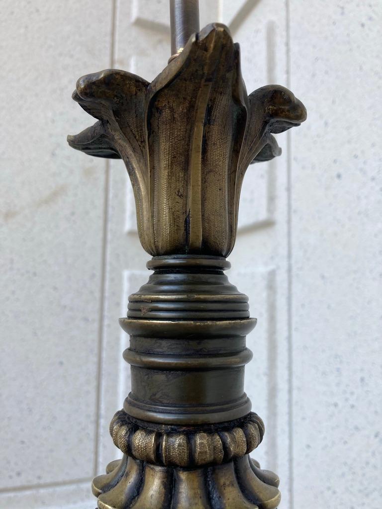 Lampadaire italien néoclassique en bronze avec pieds en forme de pattes en vente 11