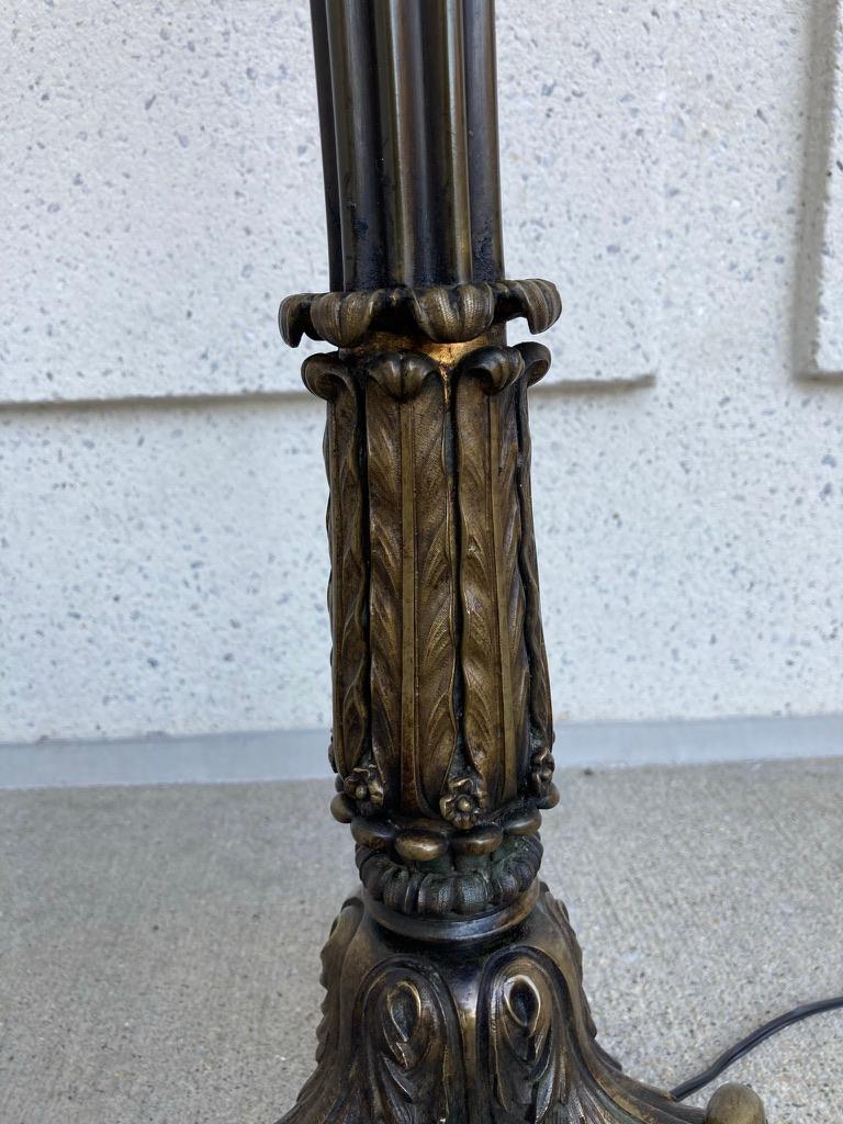 Lampadaire italien néoclassique en bronze avec pieds en forme de pattes Bon état - En vente à Stamford, CT