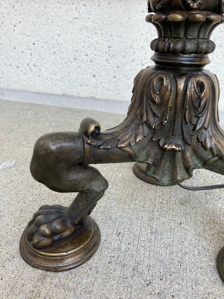 XIXe siècle Lampadaire italien néoclassique en bronze avec pieds en forme de pattes en vente