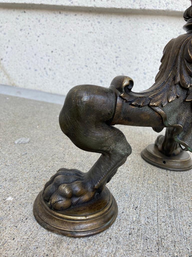 Lampadaire italien néoclassique en bronze avec pieds en forme de pattes en vente 1