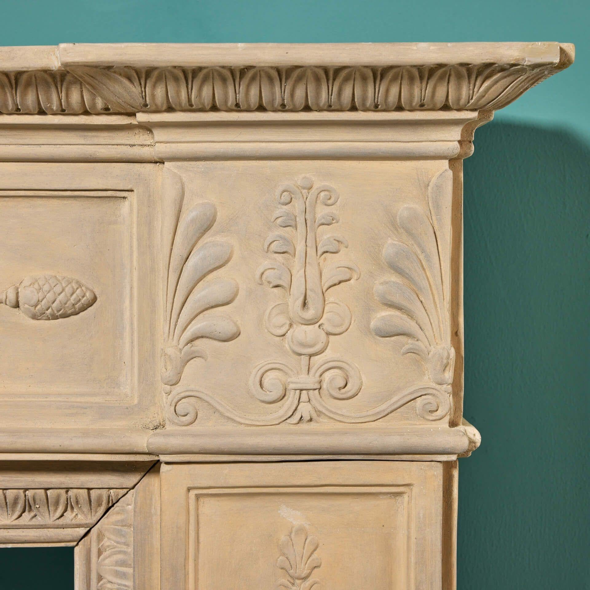 Italienischer Kaminsims im neoklassischen Stil aus Terrakotta (20. Jahrhundert) im Angebot