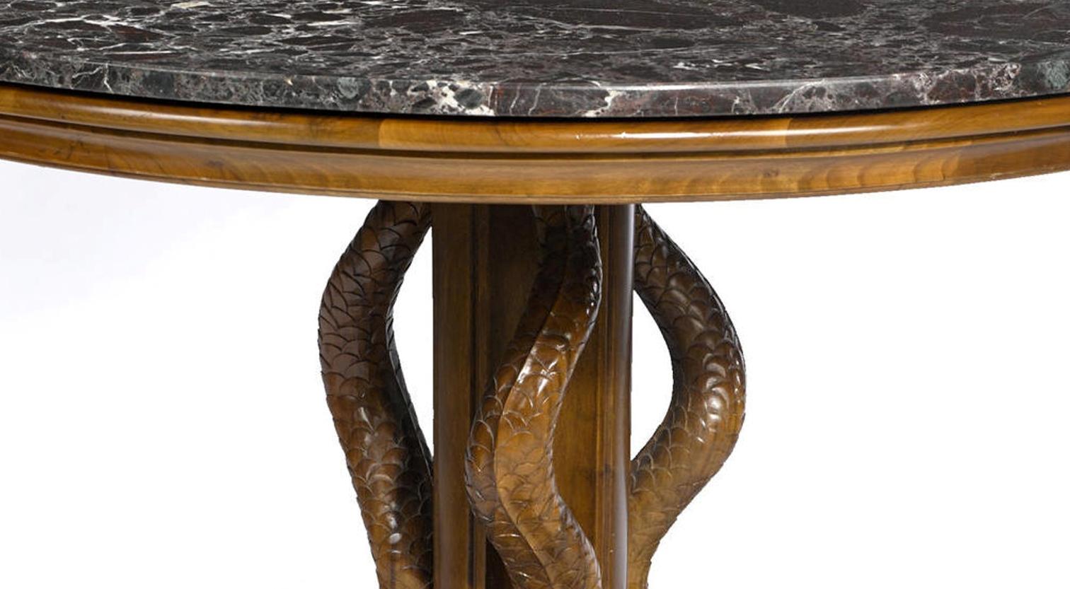 Italienischer neoklassizistischer geschnitzter runder Delphin-Tisch, 19. Jahrhundert (Marmor)