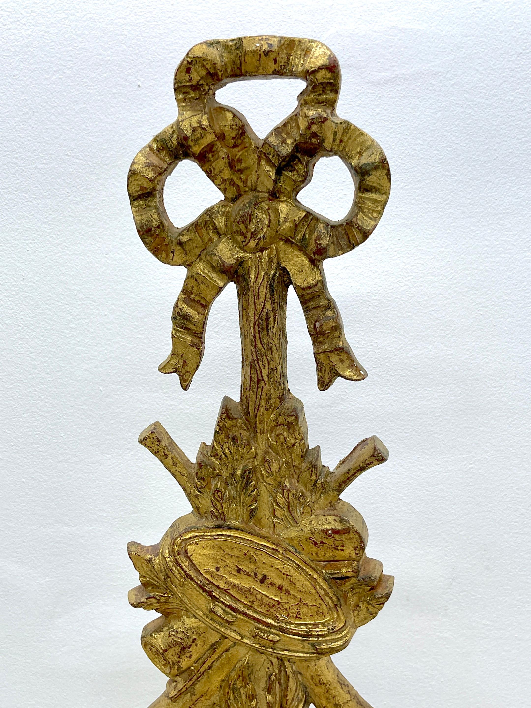 Italienische neoklassizistische geschnitzte vergoldete Holz-Eisen-Applikation/Trophy der Musik (Neoklassisch) im Angebot