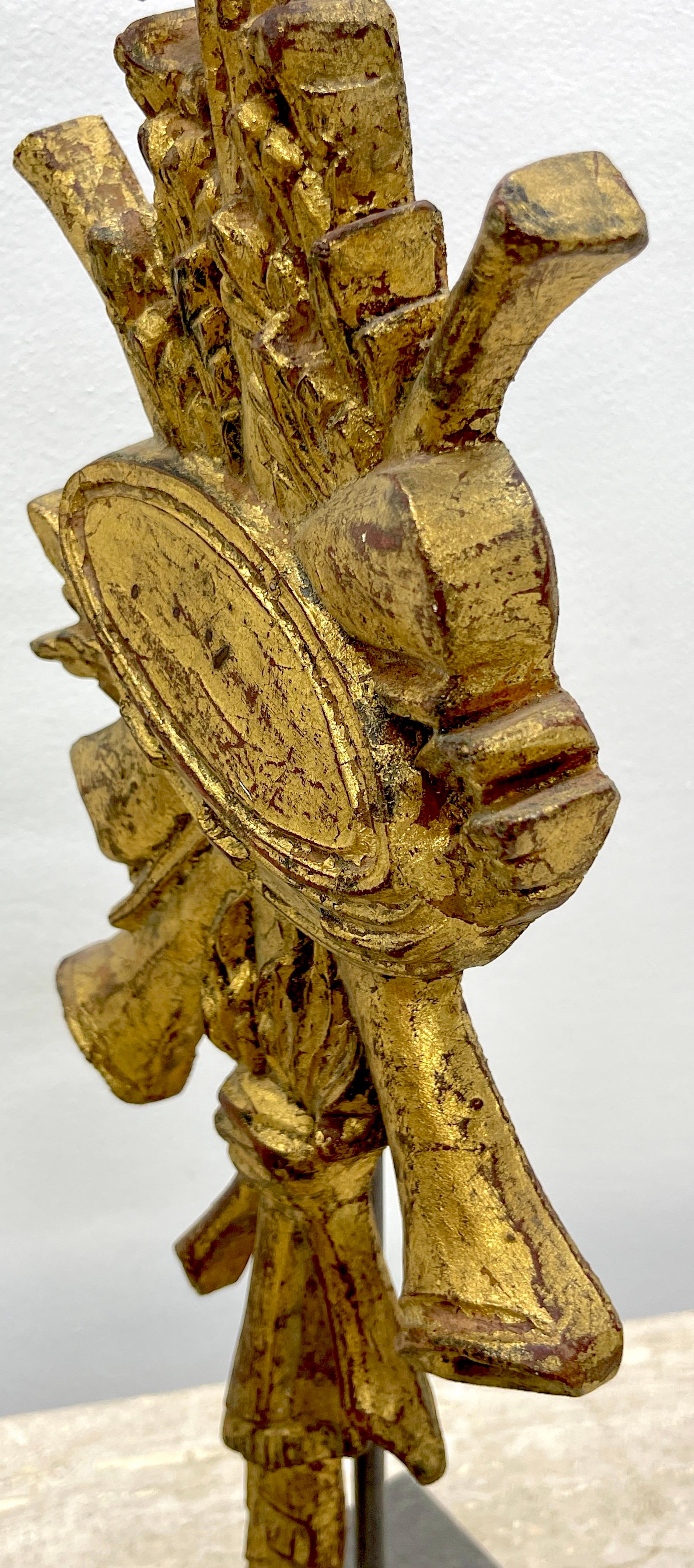 Italienische neoklassizistische geschnitzte vergoldete Holz-Eisen-Applikation/Trophy der Musik (20. Jahrhundert) im Angebot