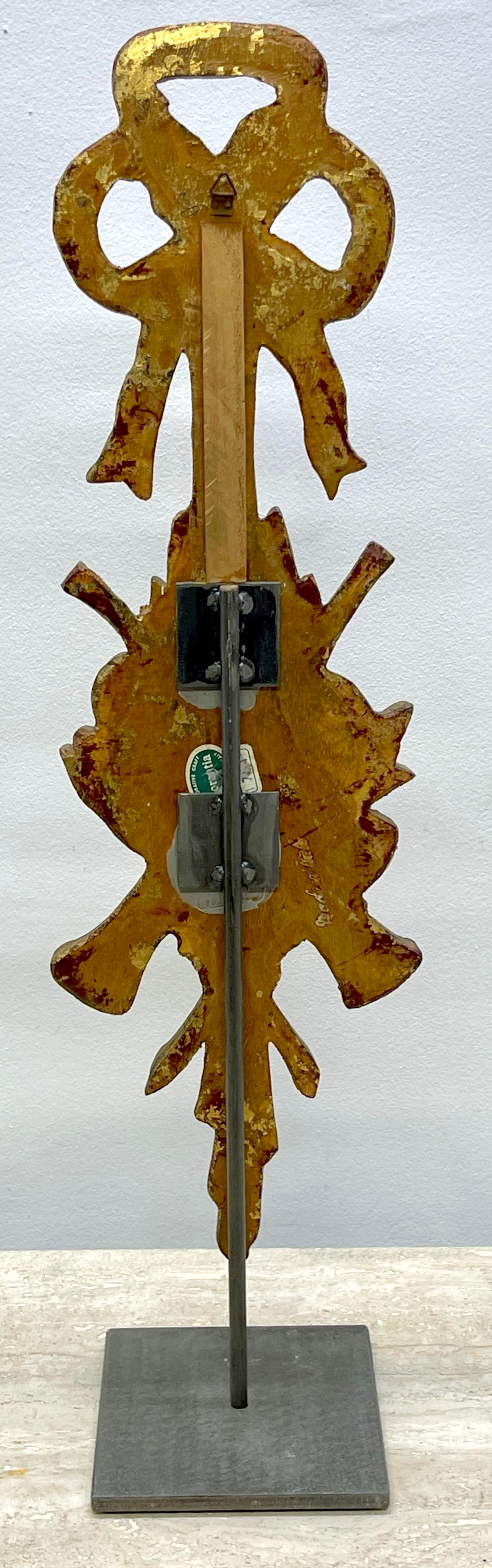 Italienische neoklassizistische geschnitzte vergoldete Holz-Eisen-Applikation/Trophy der Musik im Angebot 1